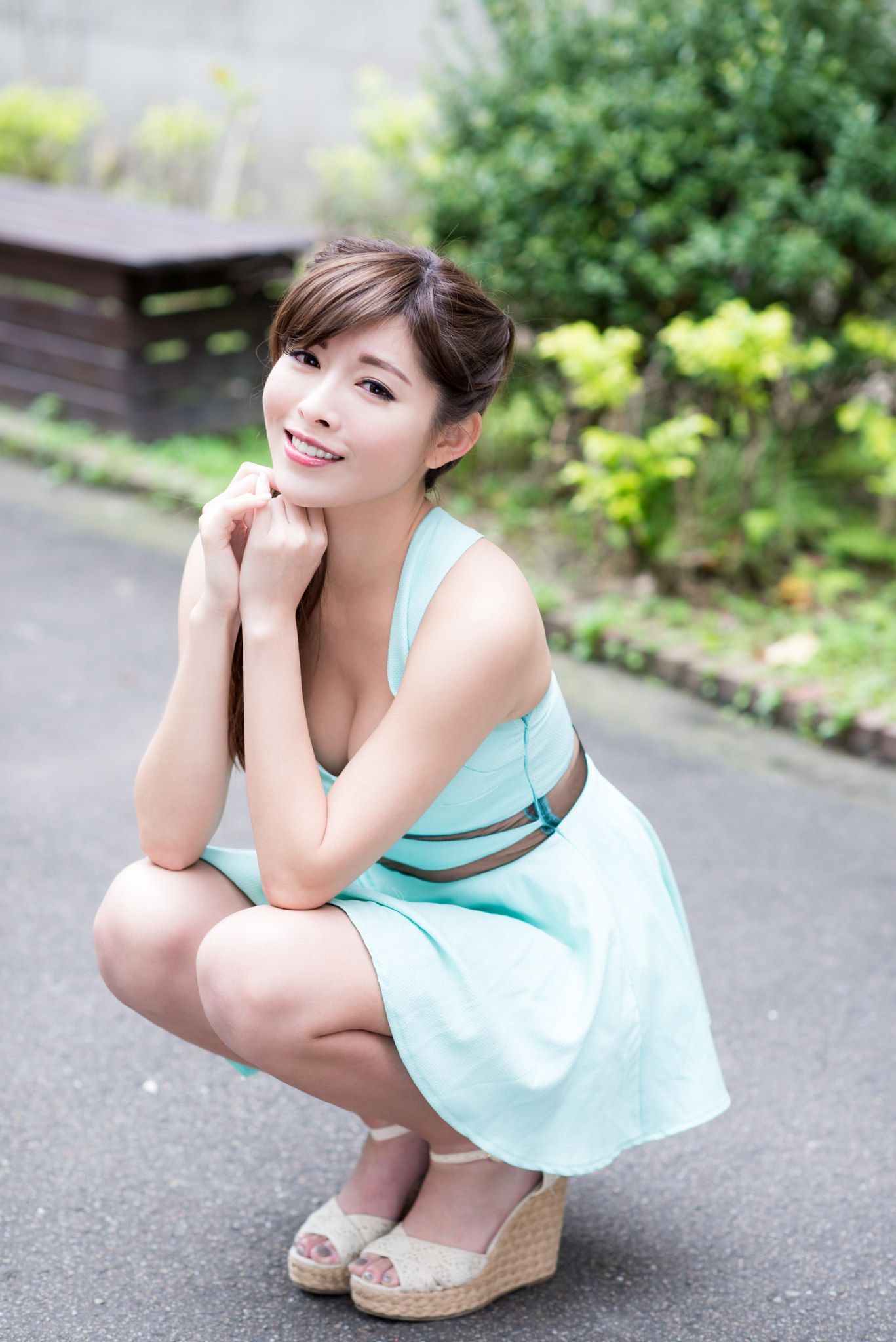 冰山美人廖坎蒂《初夏公园外拍》