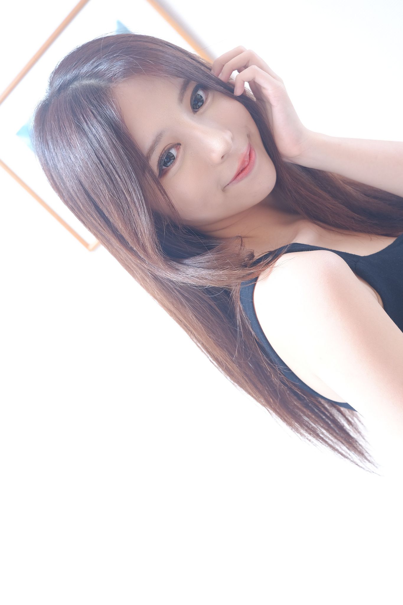 网红嫩模张齐郡JULIE《甜美吊带女神》