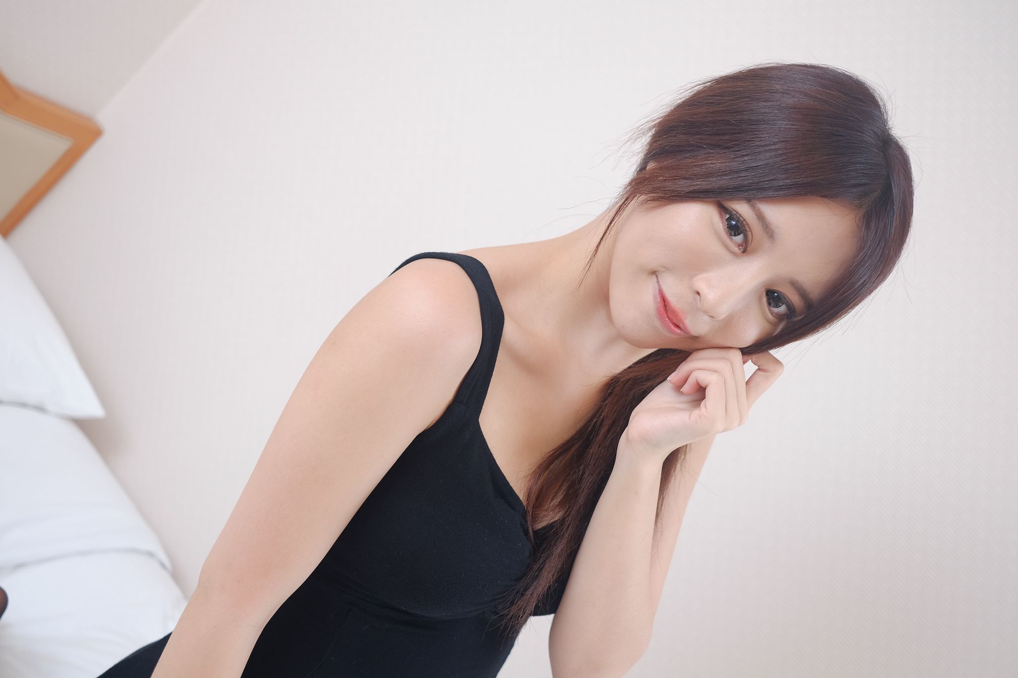 网红嫩模张齐郡JULIE《甜美吊带女神》