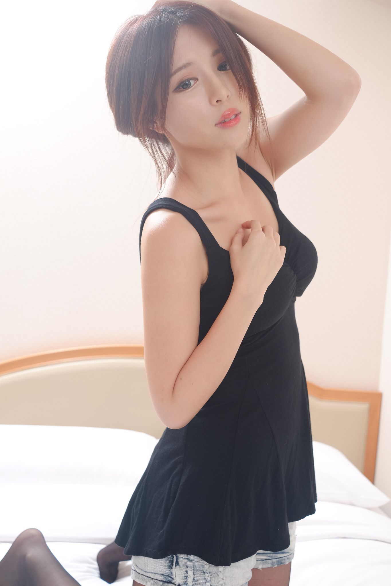 网红嫩模张齐郡JULIE《甜美吊带女神》
