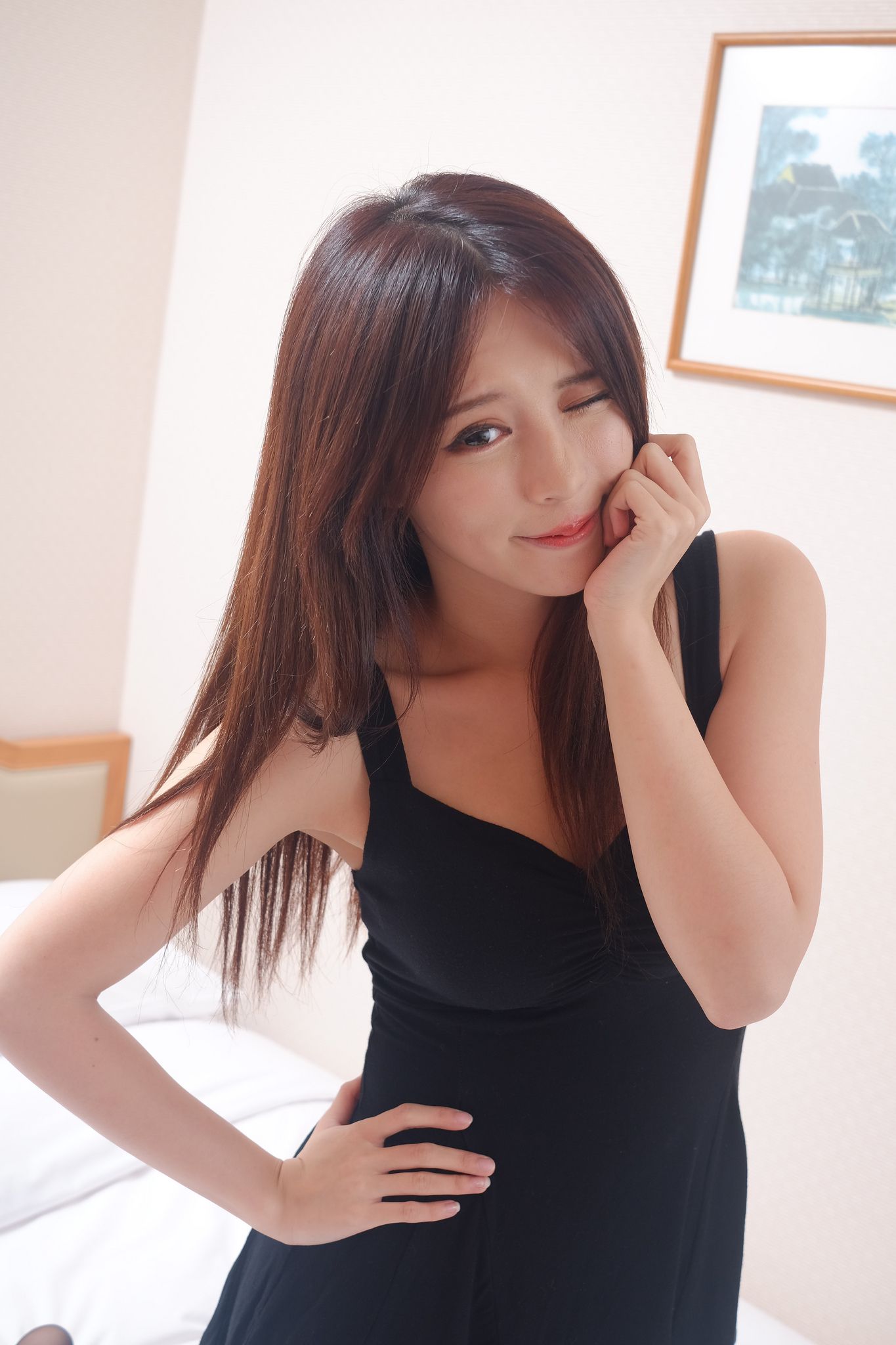 网红嫩模张齐郡JULIE《甜美吊带女神》