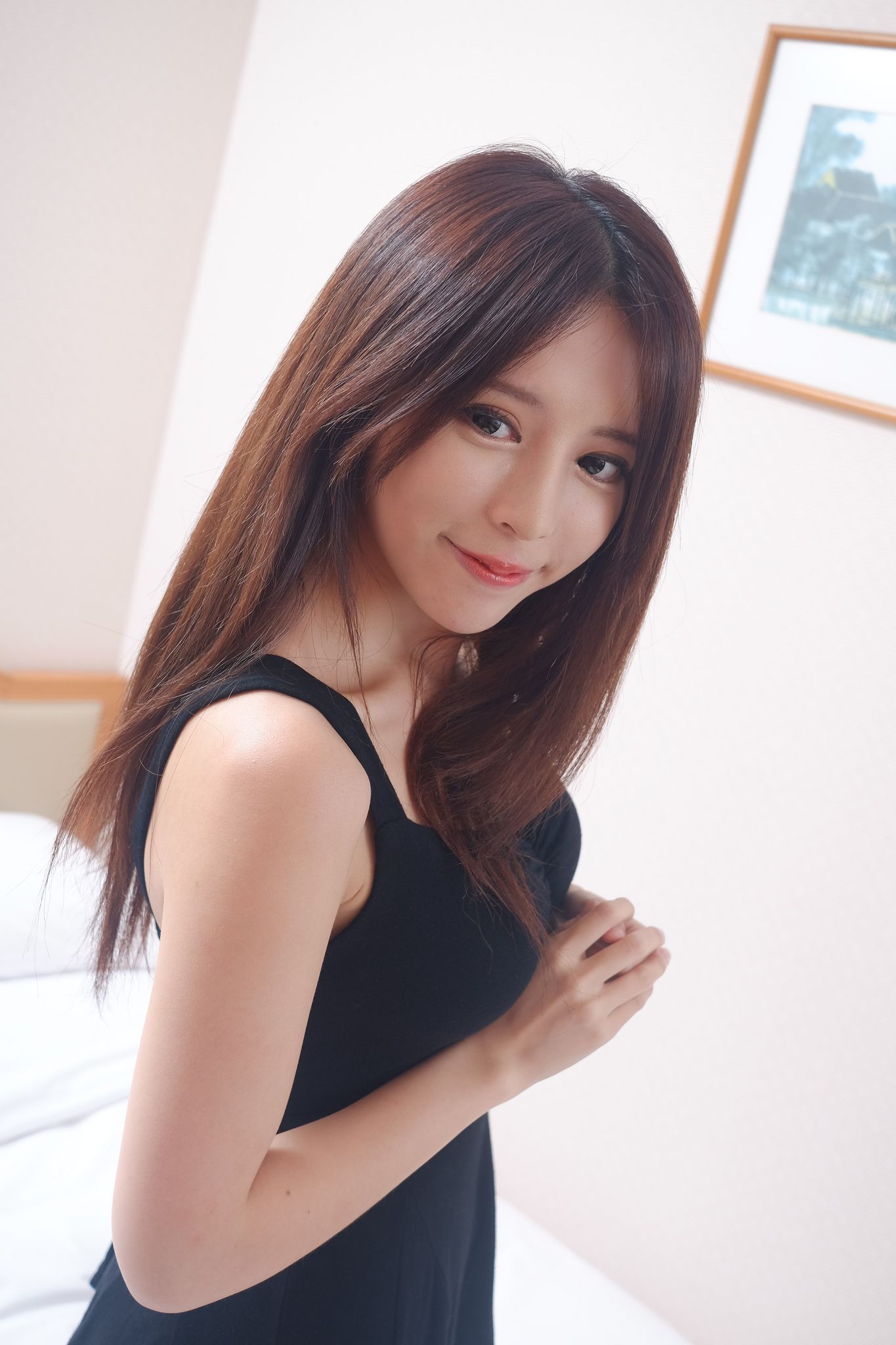 网红嫩模张齐郡JULIE《甜美吊带女神》