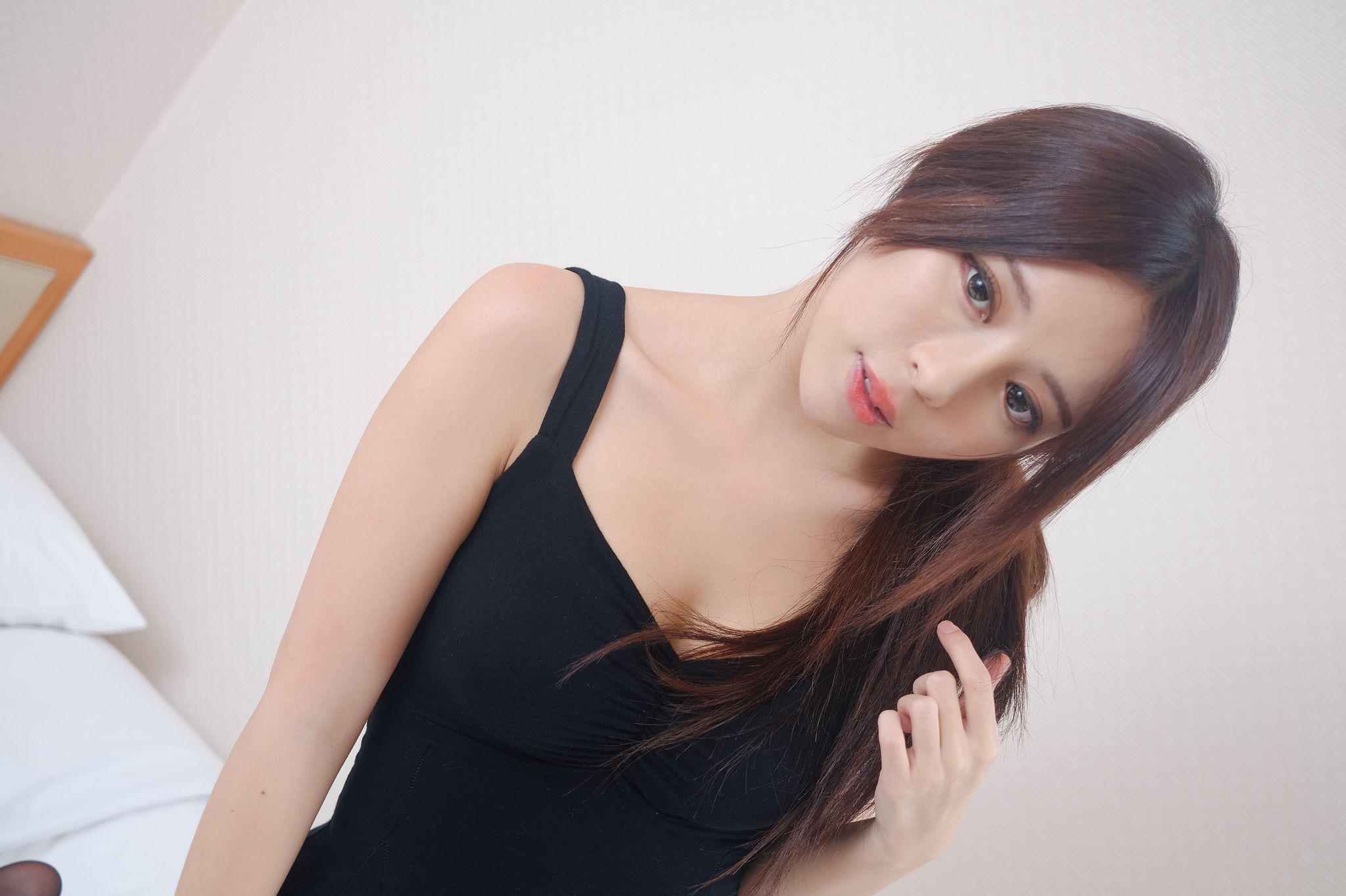 网红嫩模张齐郡JULIE《甜美吊带女神》
