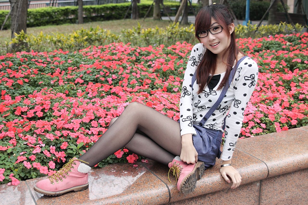 台湾清纯美女Angel《黑丝街拍图片》写真合集