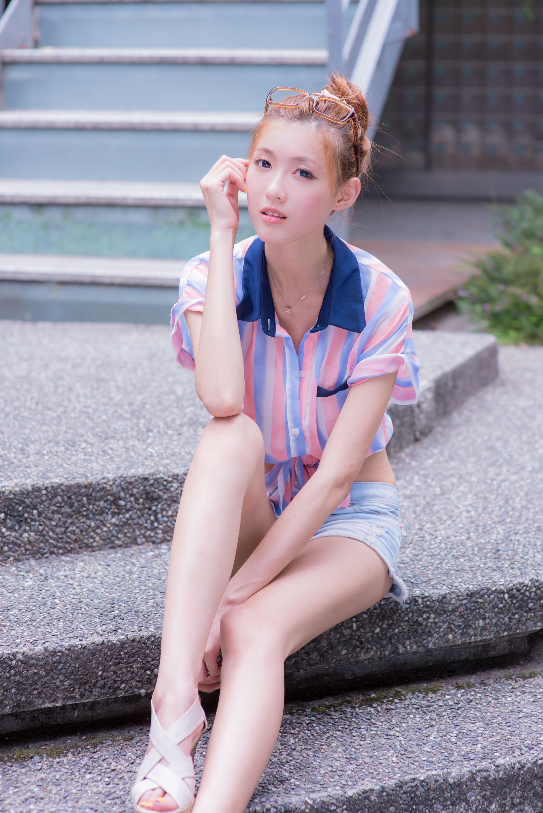 Kila晶晶/廖挺伶《小清新热裤美腿街拍》