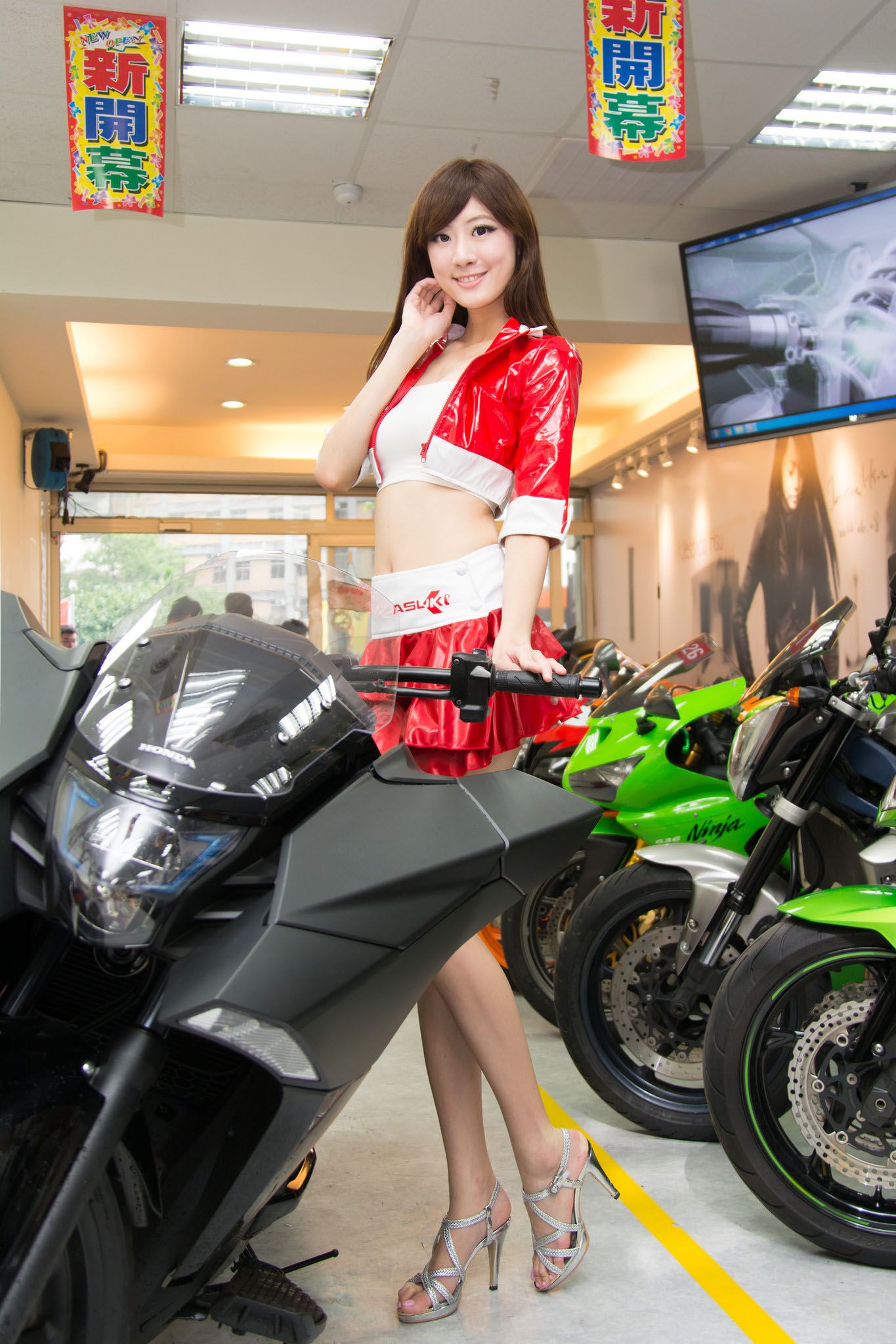 台湾美女Queena林茉晶《制服诱惑》写真图片合集
