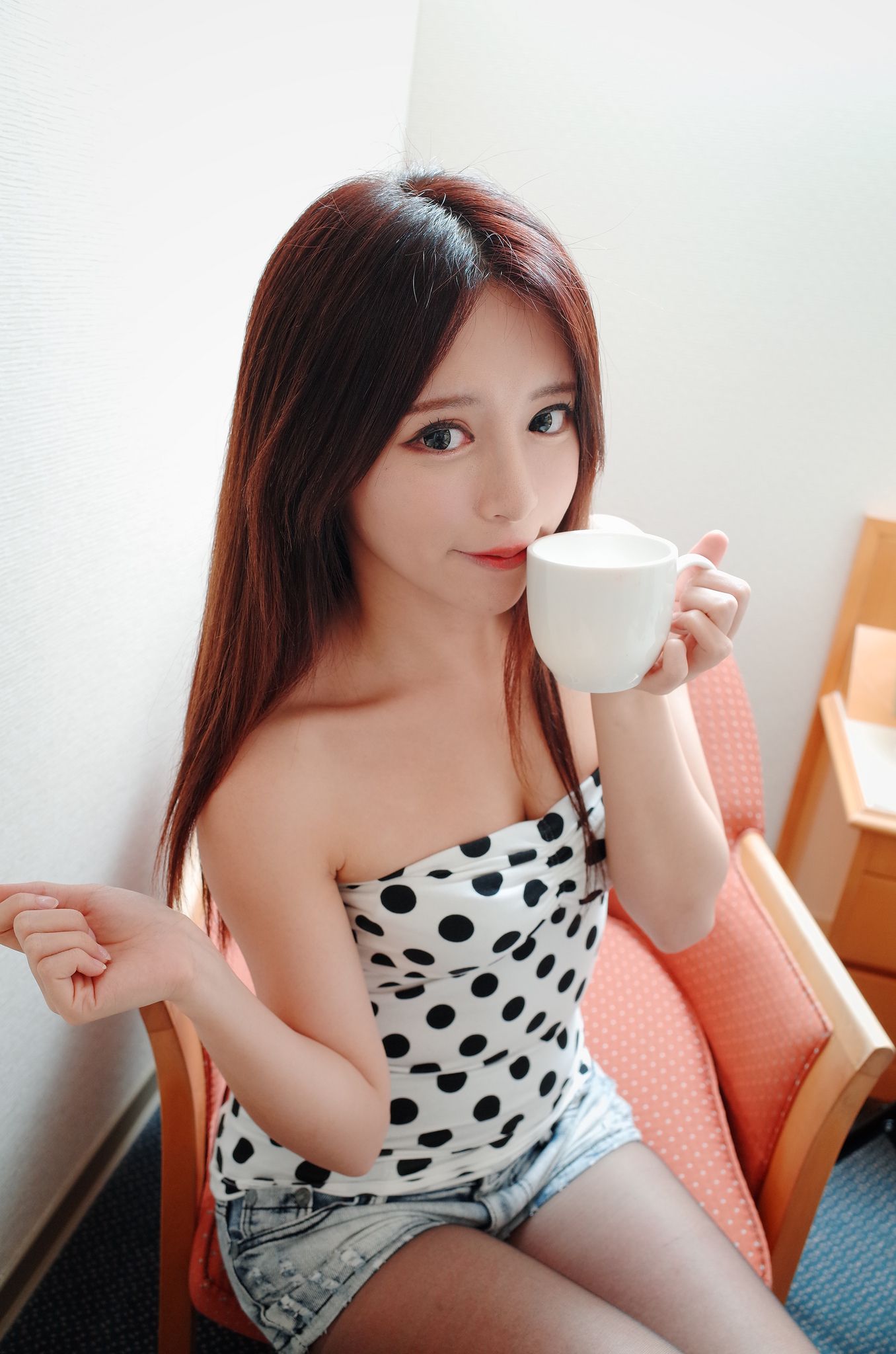 台湾正妹张齐郡JULIE《化妆镜旁的女神》