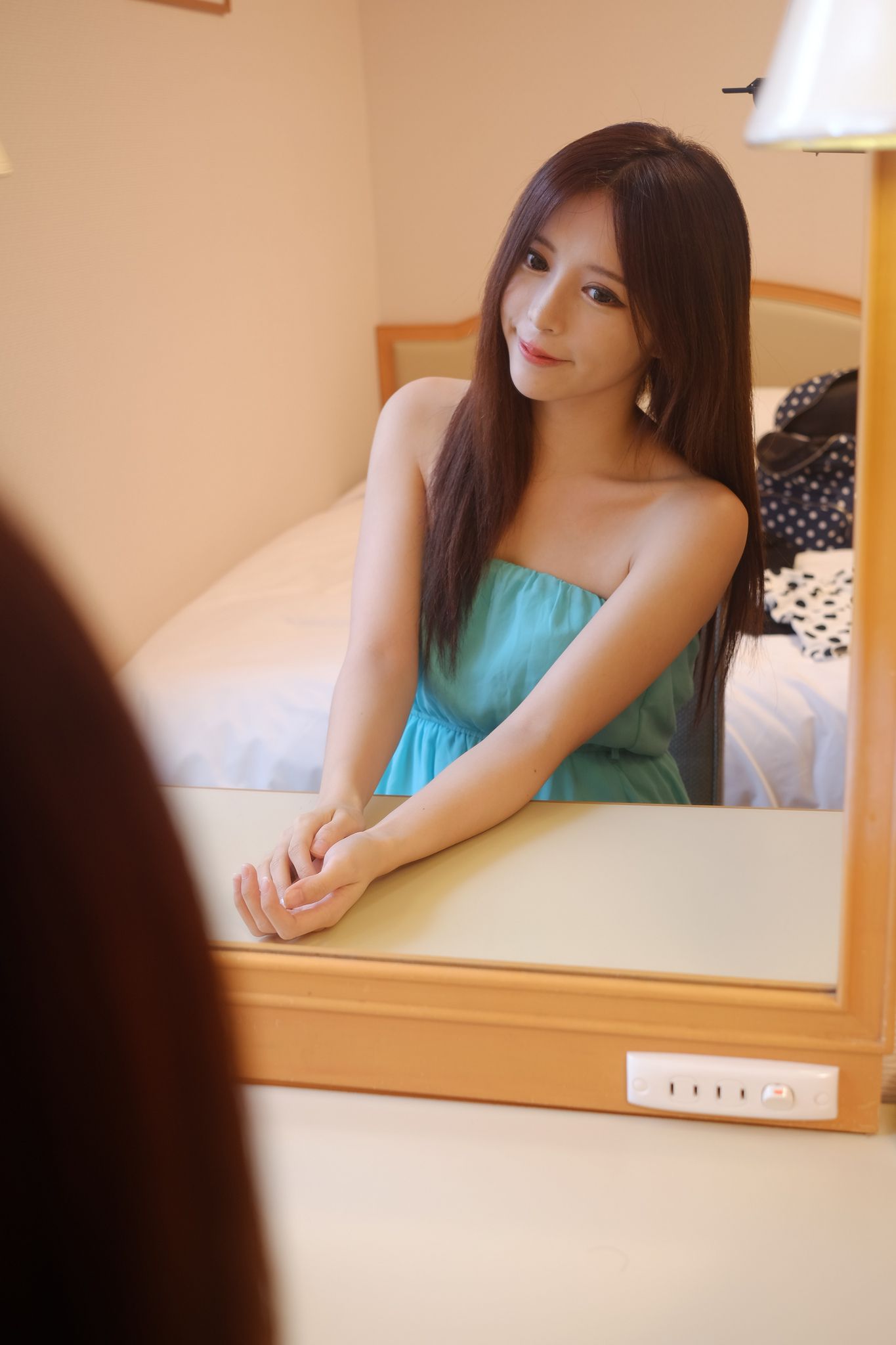 台湾正妹张齐郡JULIE《化妆镜旁的女神》
