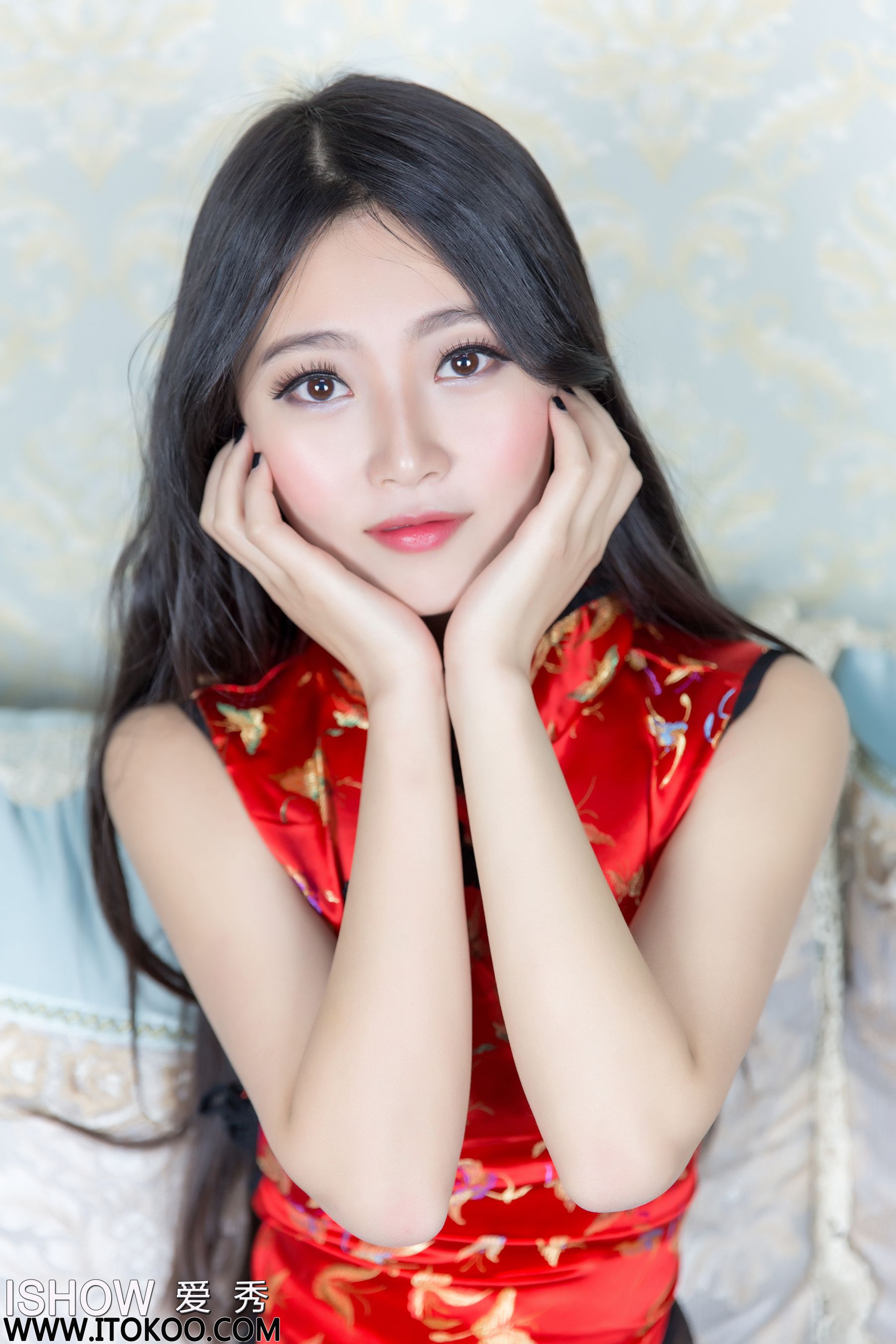 余诗婧Jenny《连体旗袍+油亮黑丝》 [ISHOW爱秀] NO.086