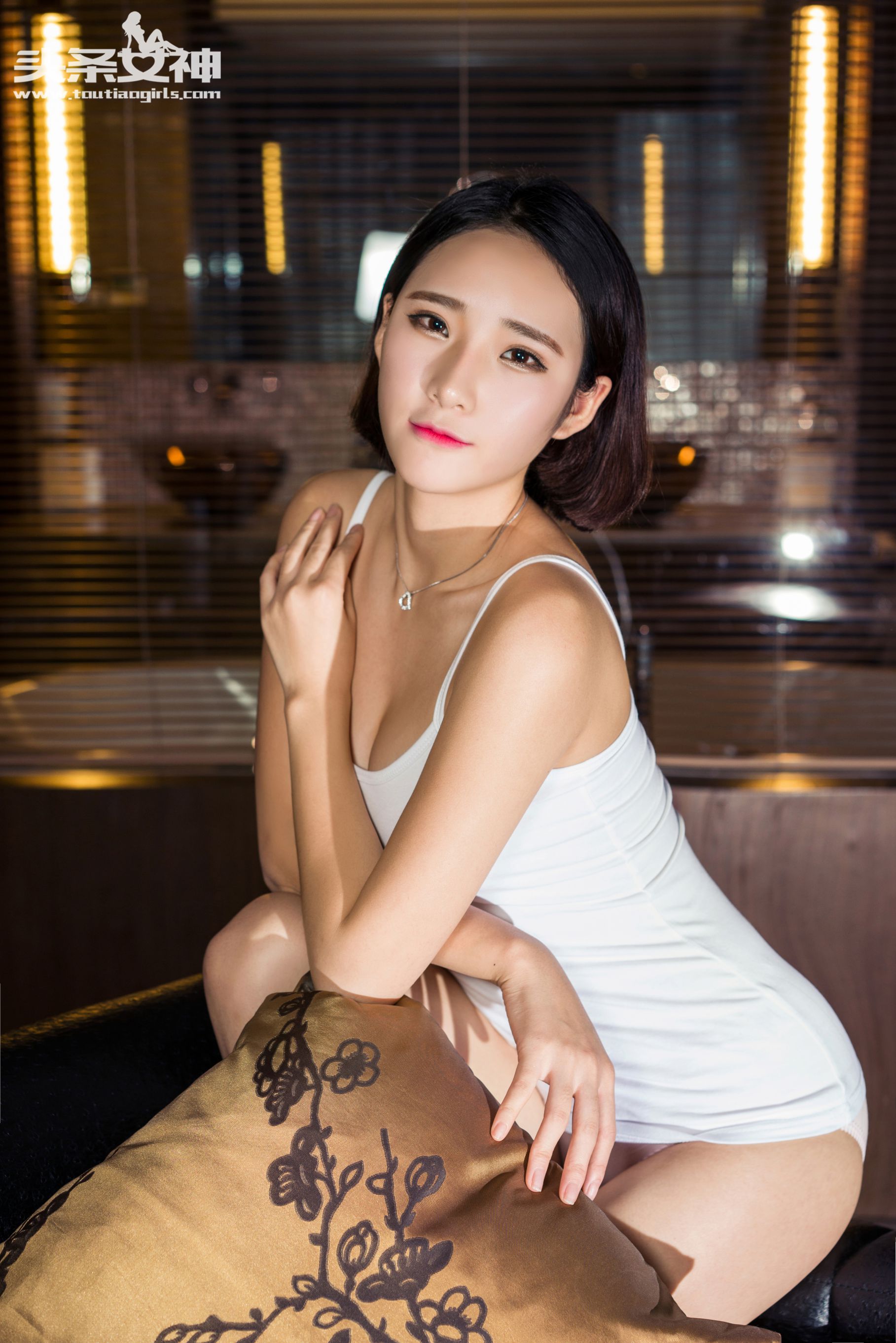 秦若兮《芊芊玉足 黄昏的邂诟》 [头条女神]