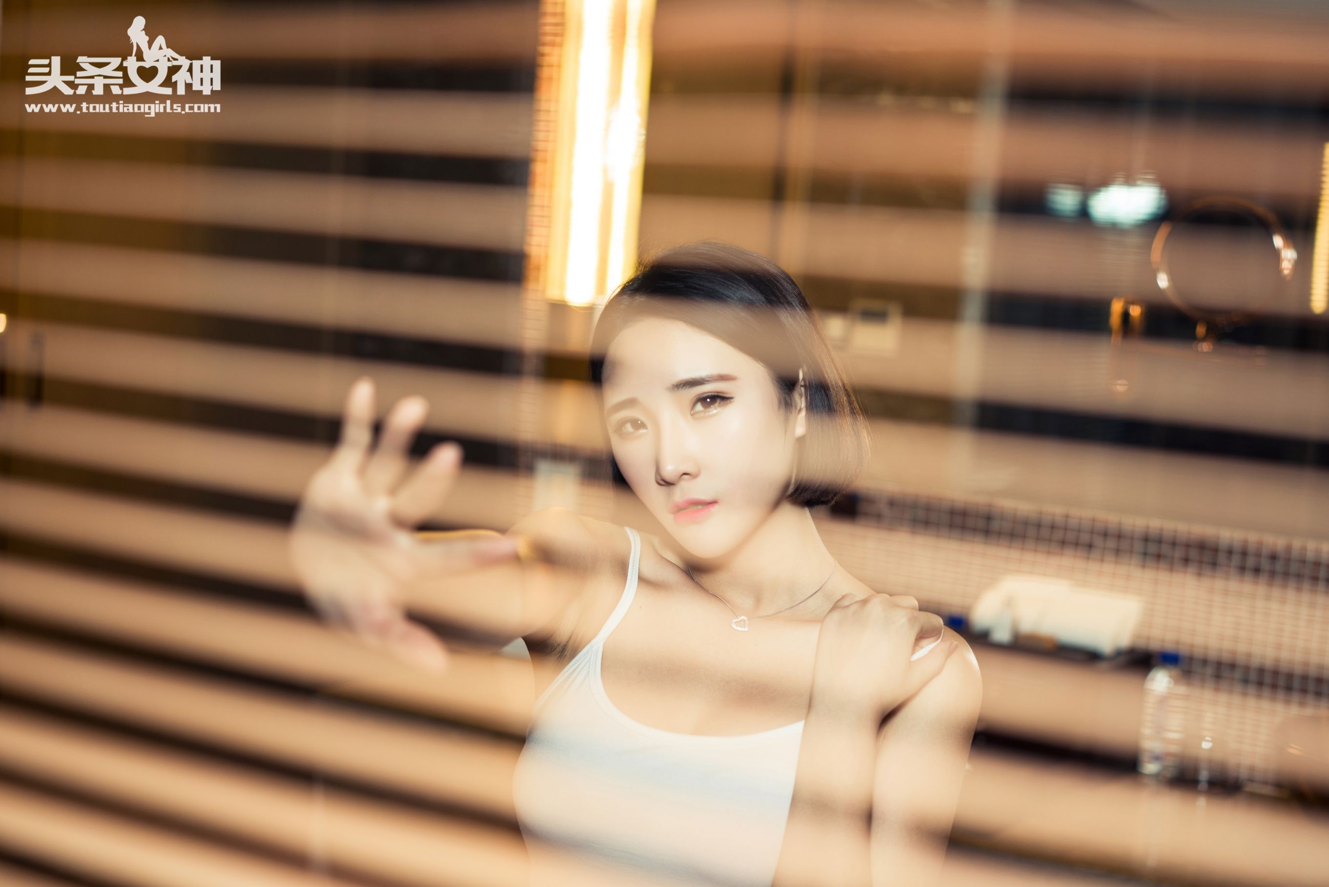 秦若兮《芊芊玉足 黄昏的邂诟》 [头条女神]