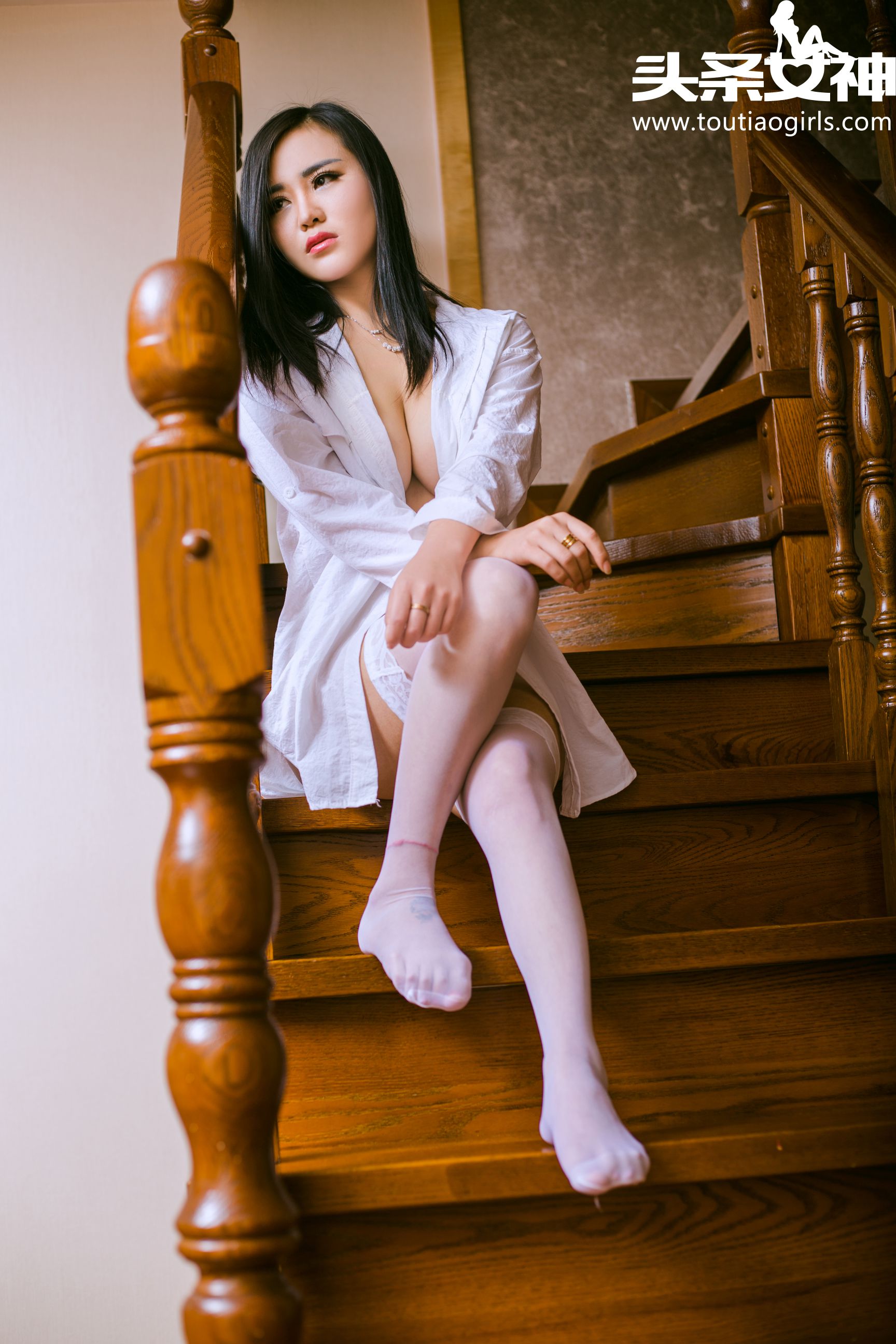 灵儿《闺房白衬衫》 [头条女神]