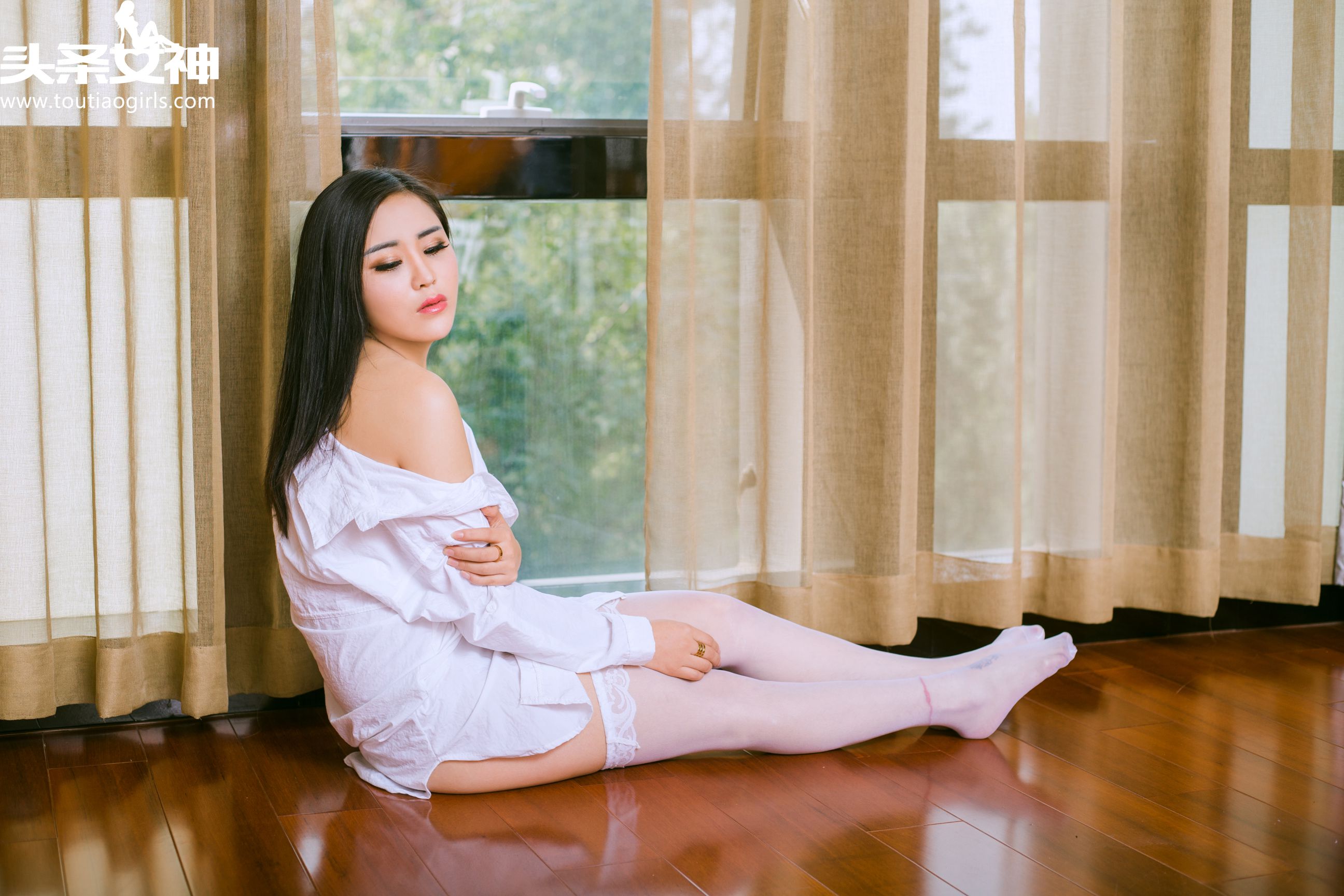 灵儿《闺房白衬衫》 [头条女神]