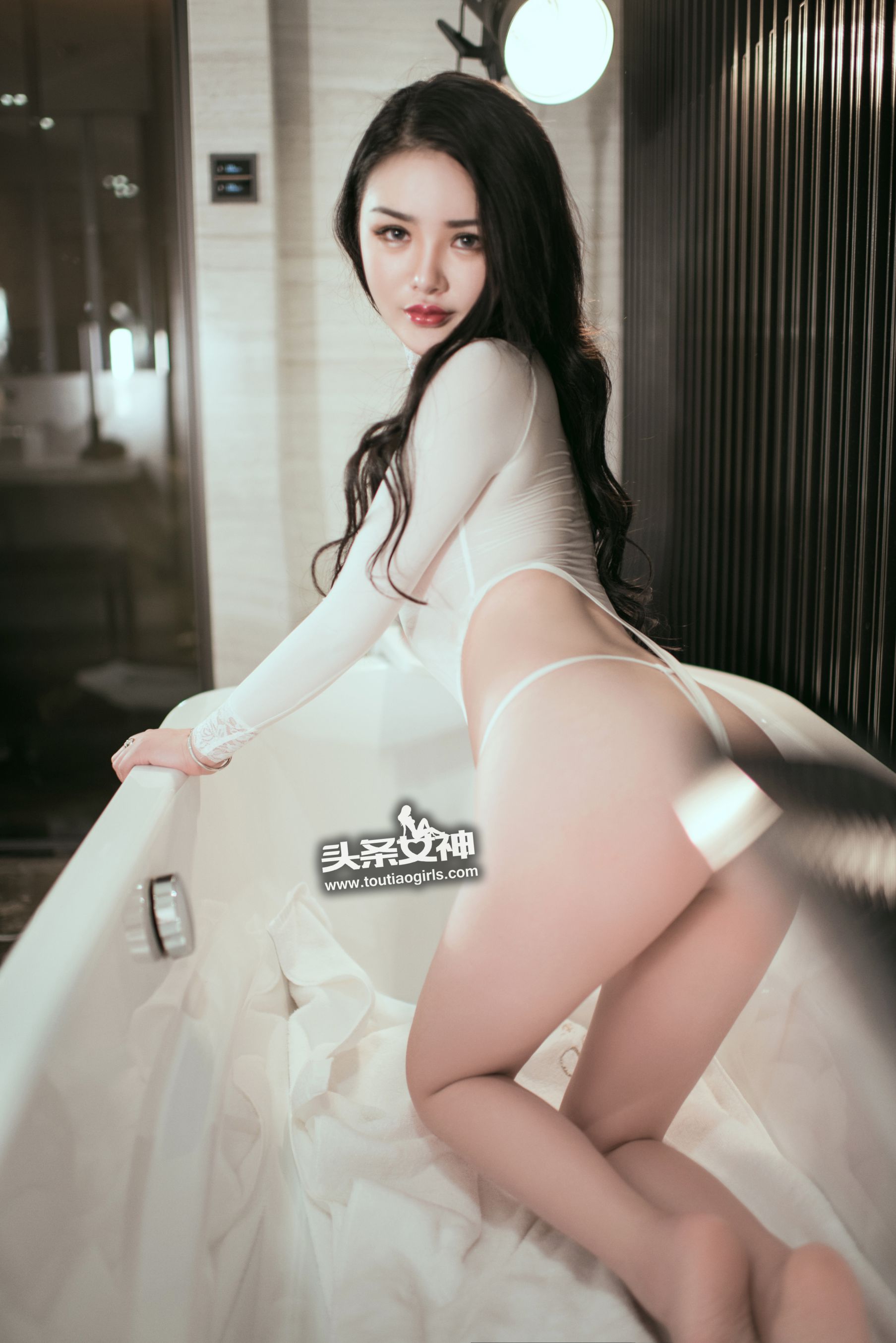 陈宇曦《诱惑巨臀 白色高叉泳衣》 [头条女神]