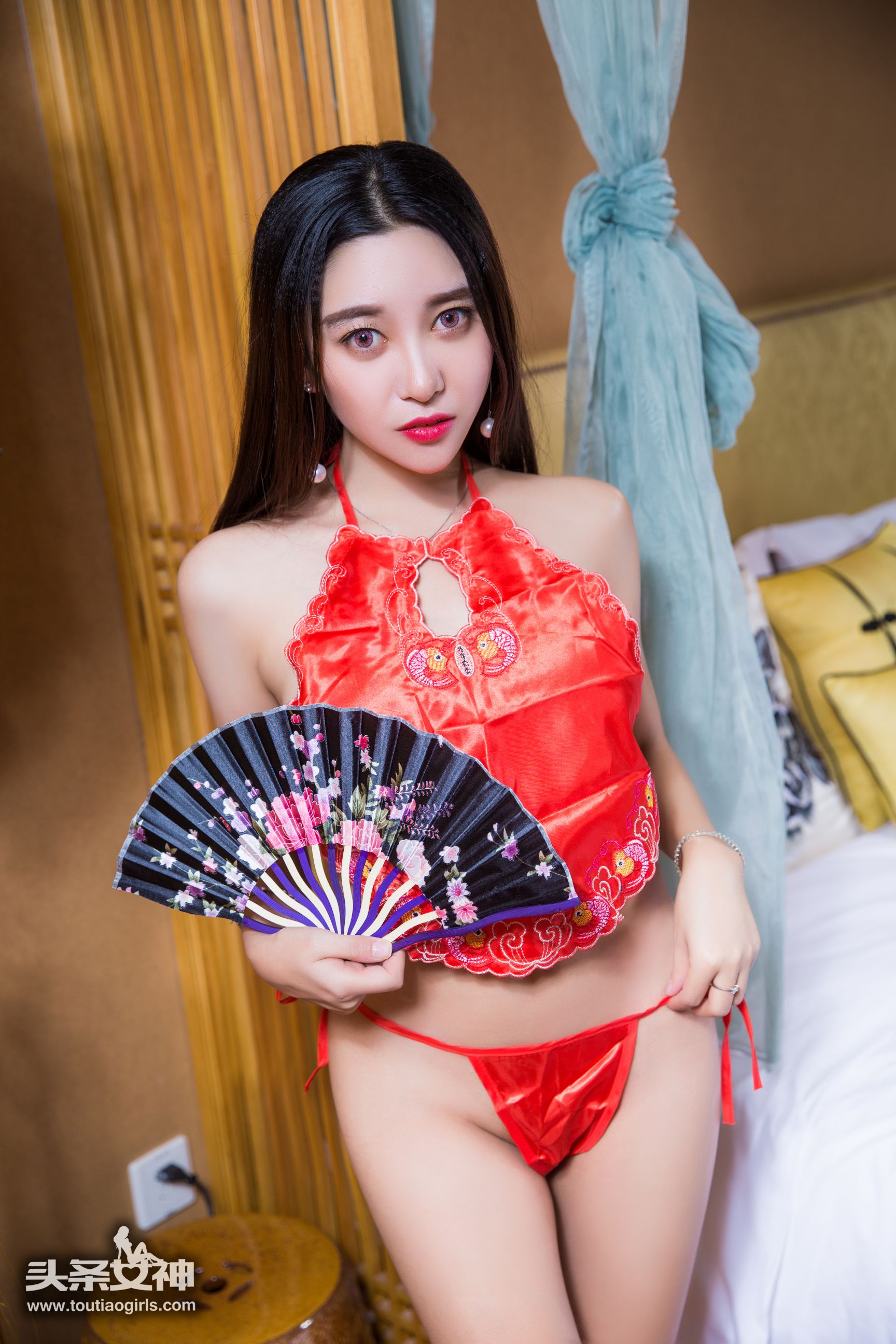 李梓熙《蜜汁痴女 红肚兜》 [头条女神] VIP专享