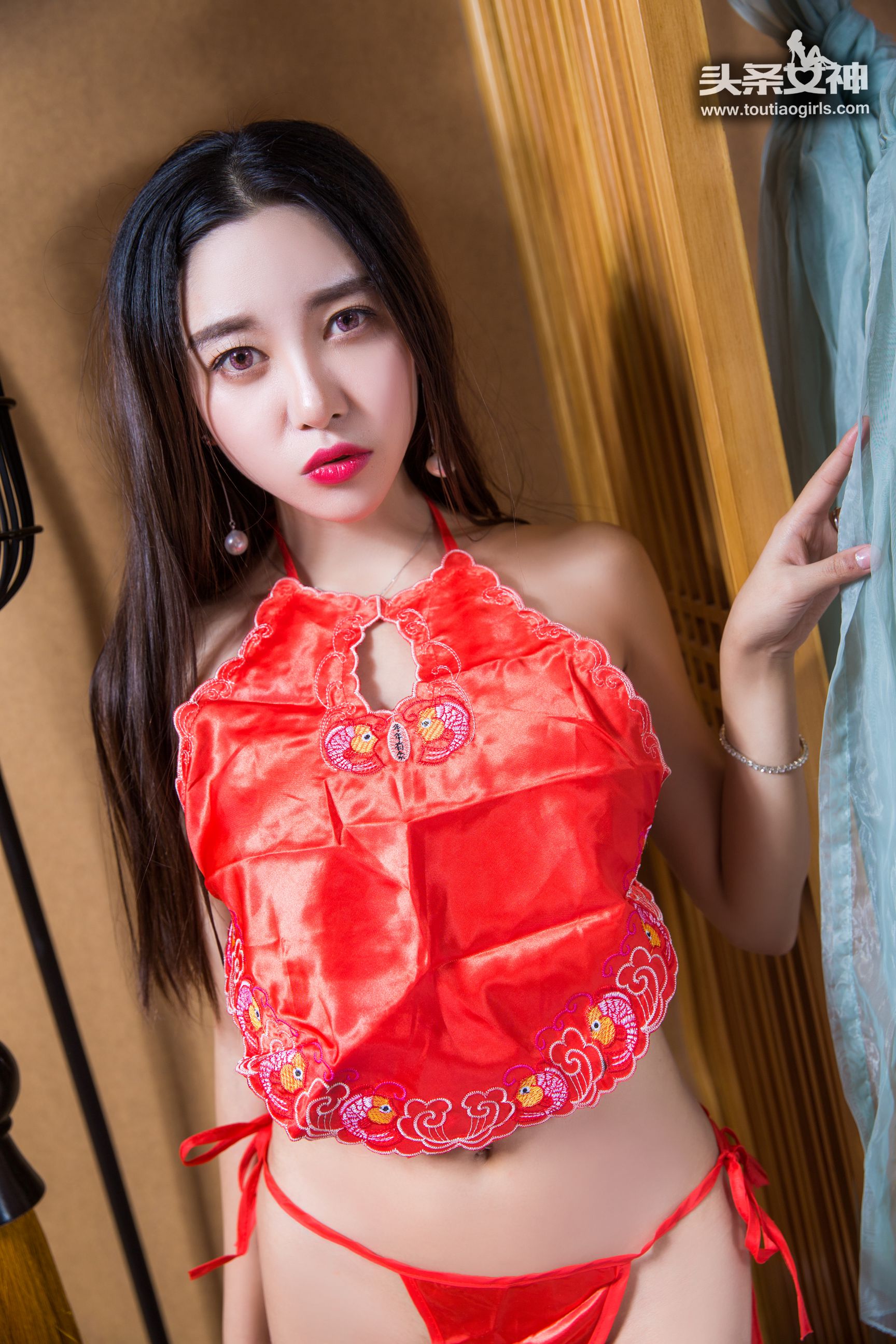 李梓熙《蜜汁痴女 红肚兜》 [头条女神] VIP专享