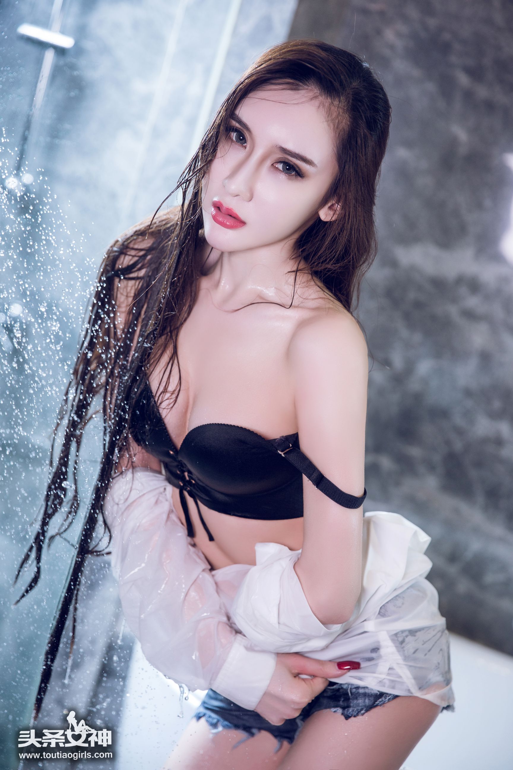 瓦娅《凤九湿身 冷艳衬衣》 [头条女神] VIP专享