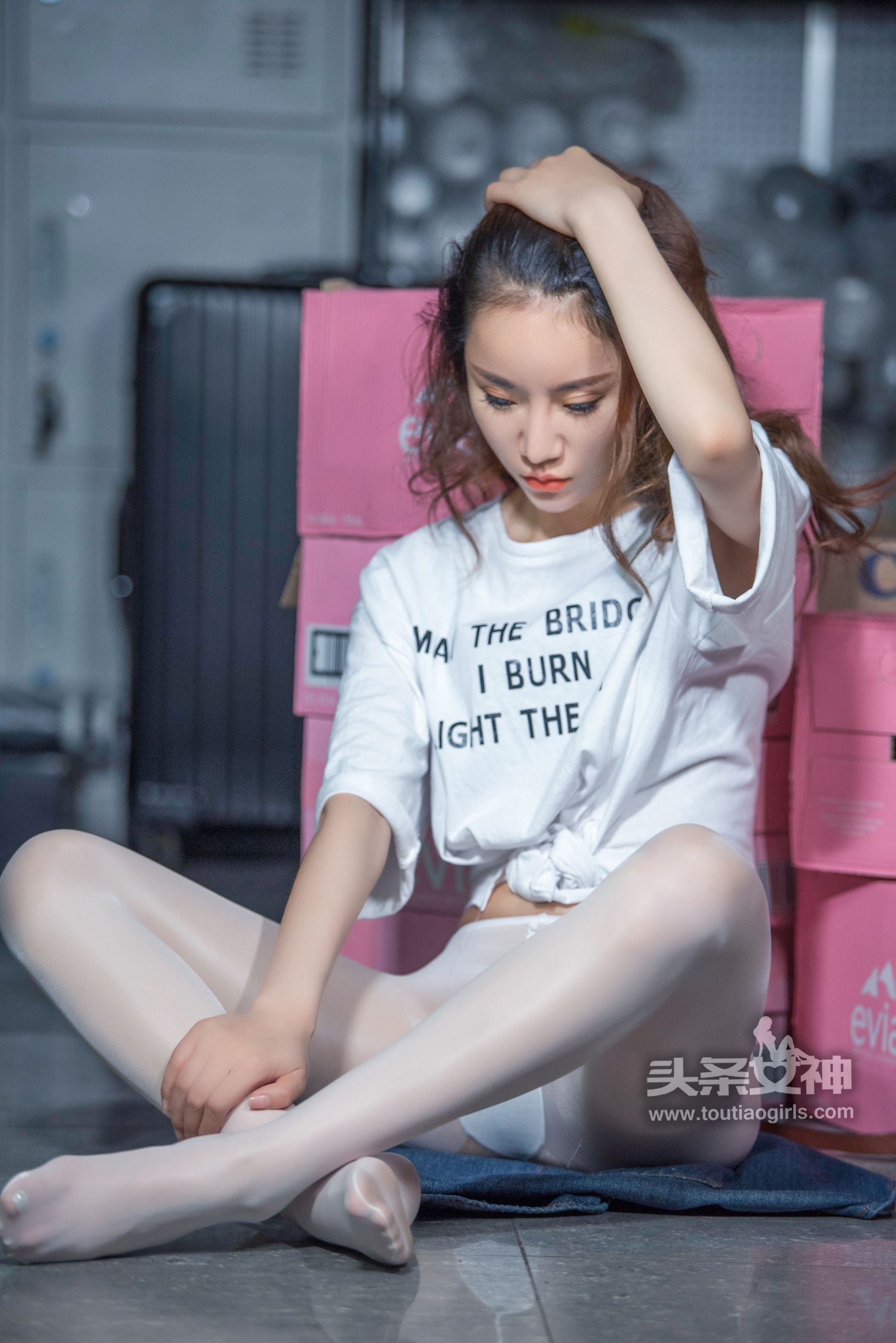 樊安妮《真空白丝袜》 [头条女神]