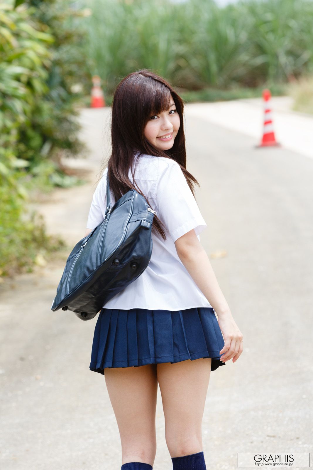 葉山めい/叶山芽衣 [Graphis] First Gravure 初脱ぎ娘