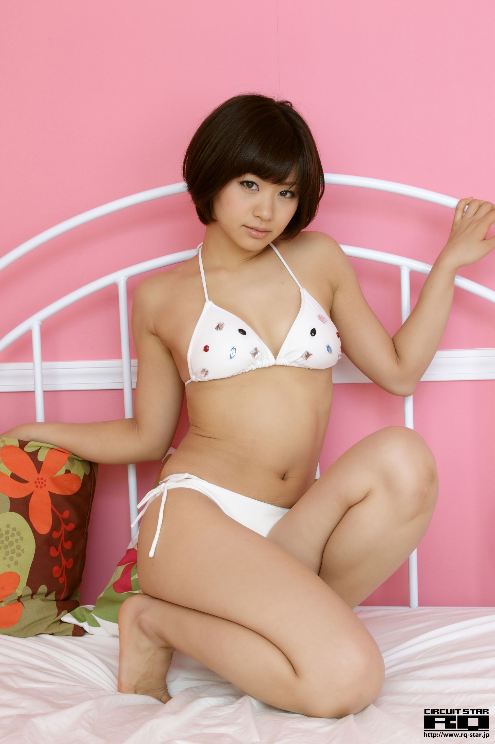 [RQ-STAR] NO.00609 安枝瞳 Hitomi Yasueda Swim Suits 写真集