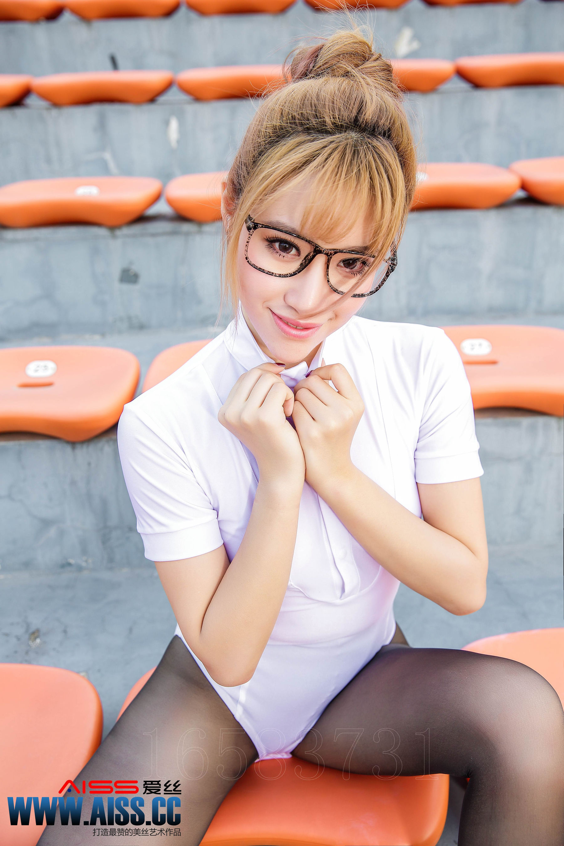 何冉《操場上的直穿少女》 [AISS爱丝] F5026