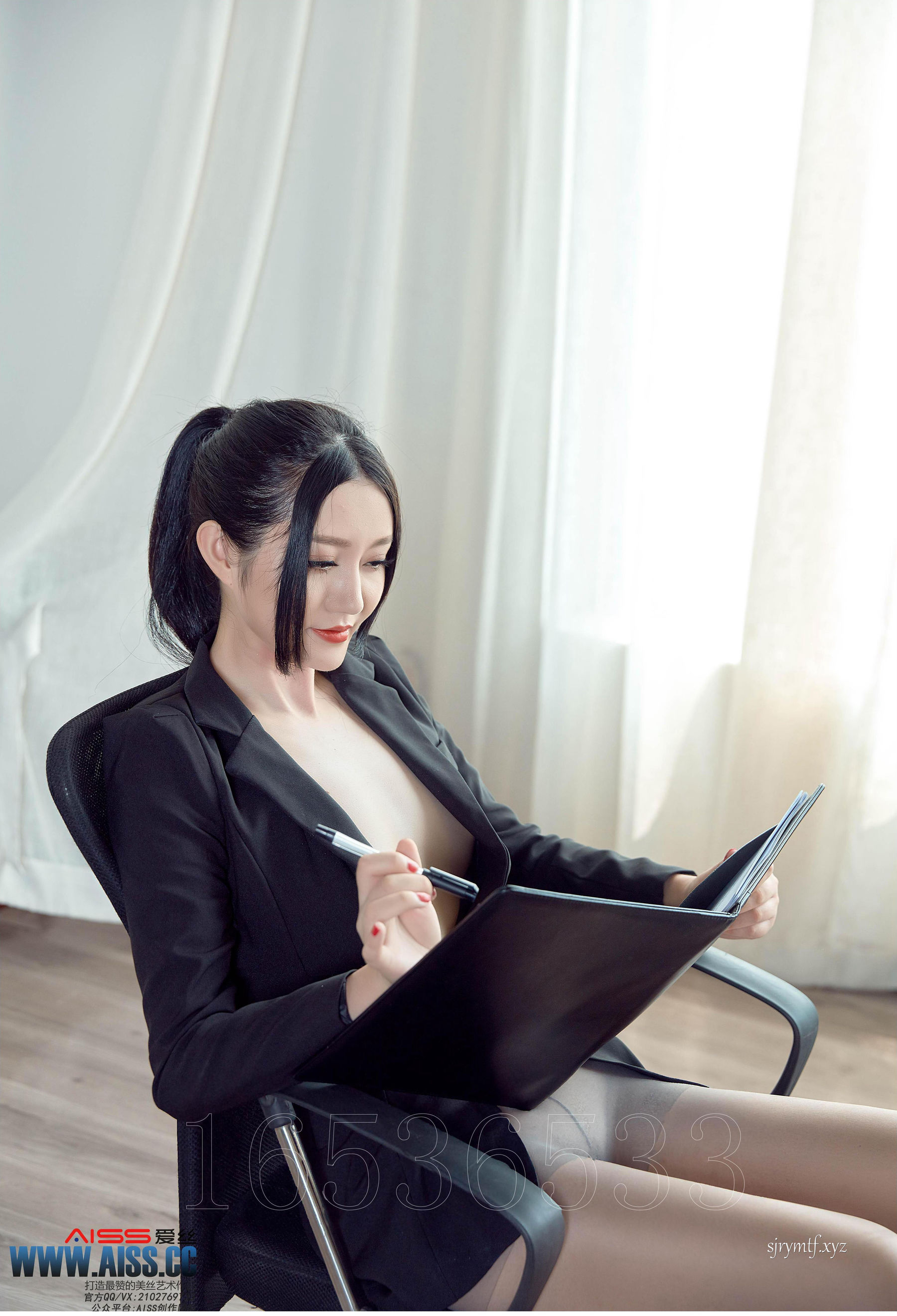 严佳丽《爱穿裤袜的上司》 [AISS爱丝] TR010