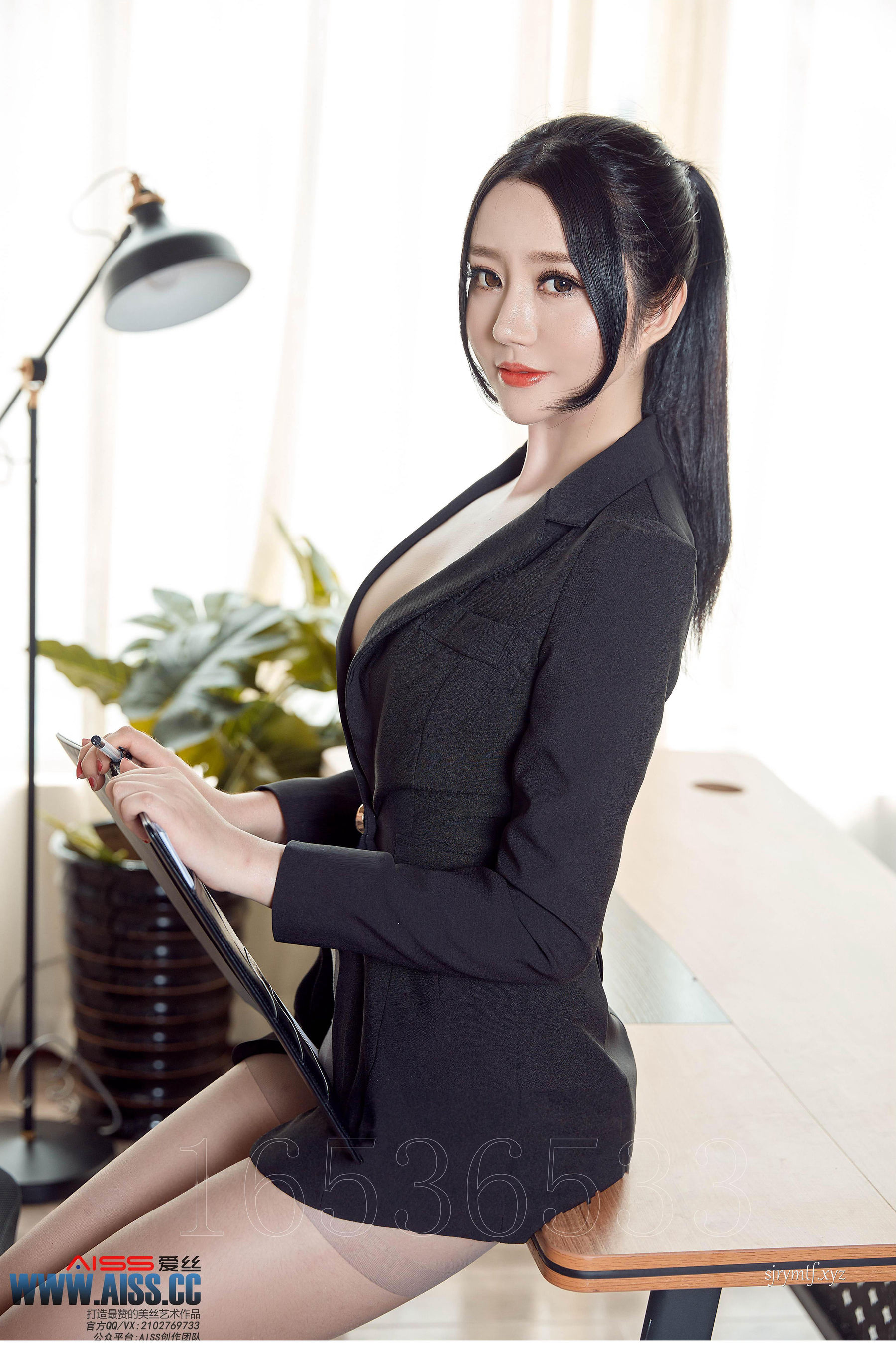 严佳丽《爱穿裤袜的上司》 [AISS爱丝] TR010