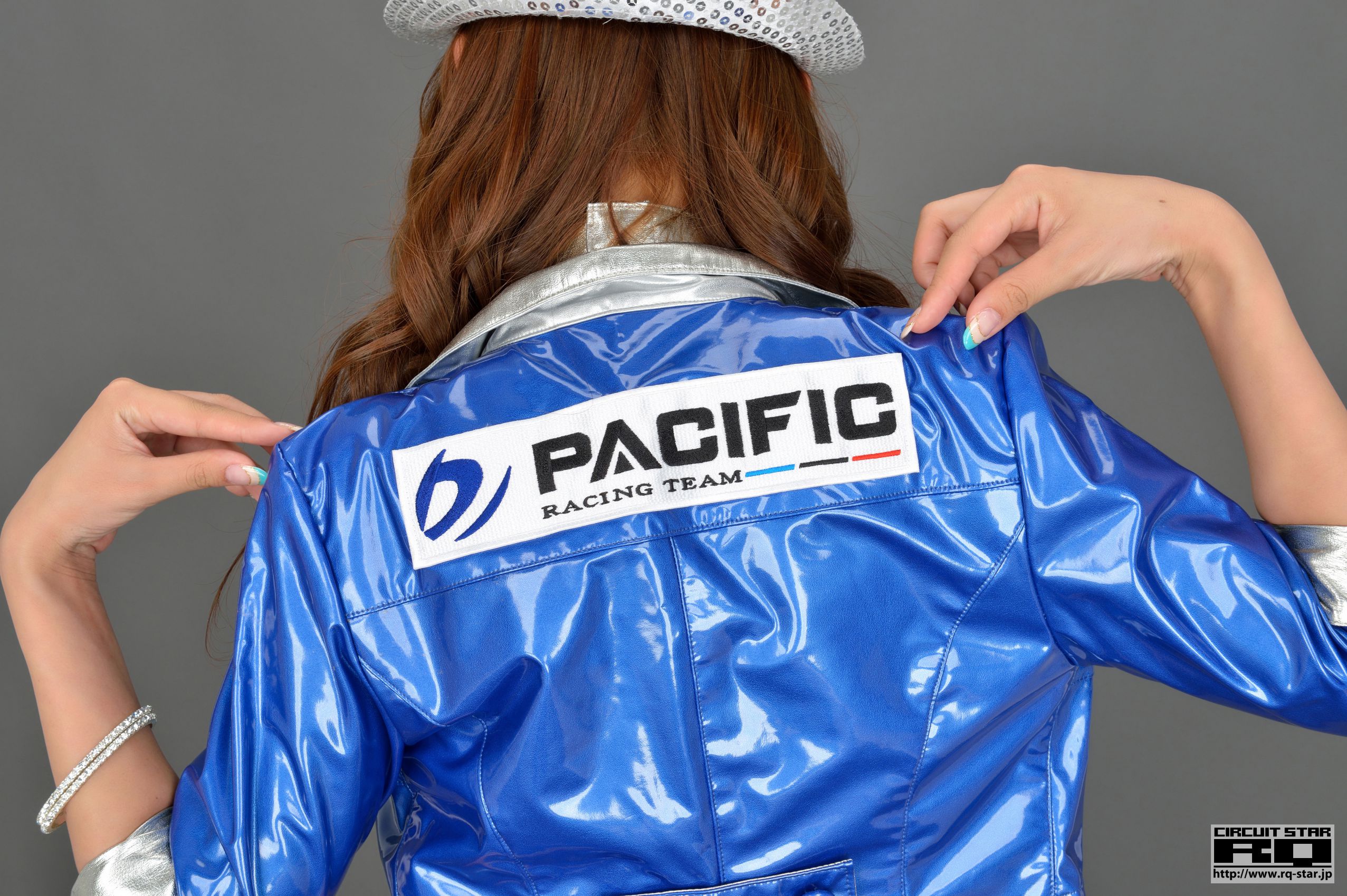 [RQ-STAR] NO.00720 Yui Iwasaki 岩崎由衣 Race Queen 写真集