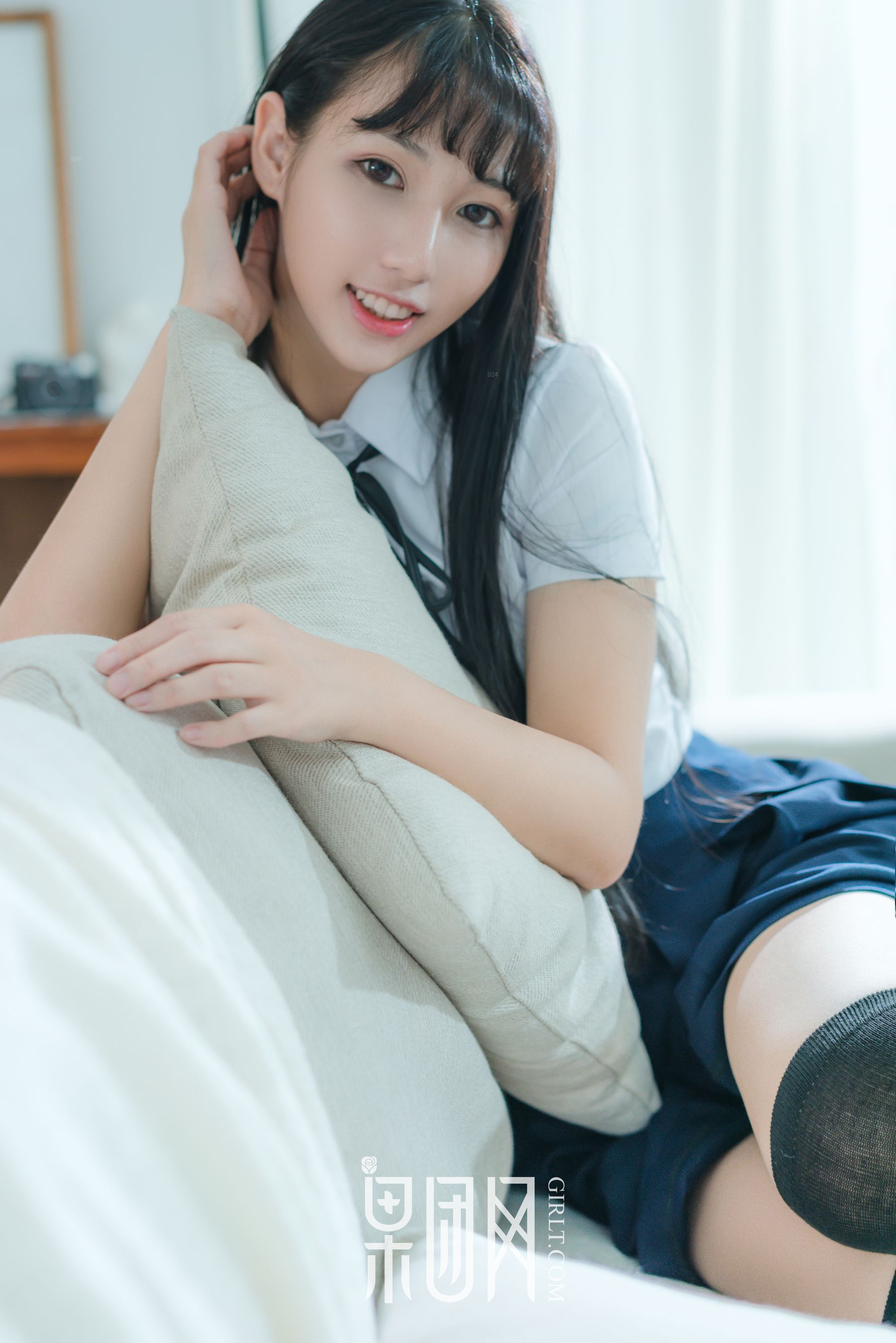 宓兔兔er《日系学生装 香肩翘臀vs裸背美腿》 [果团网Girlt] No.047