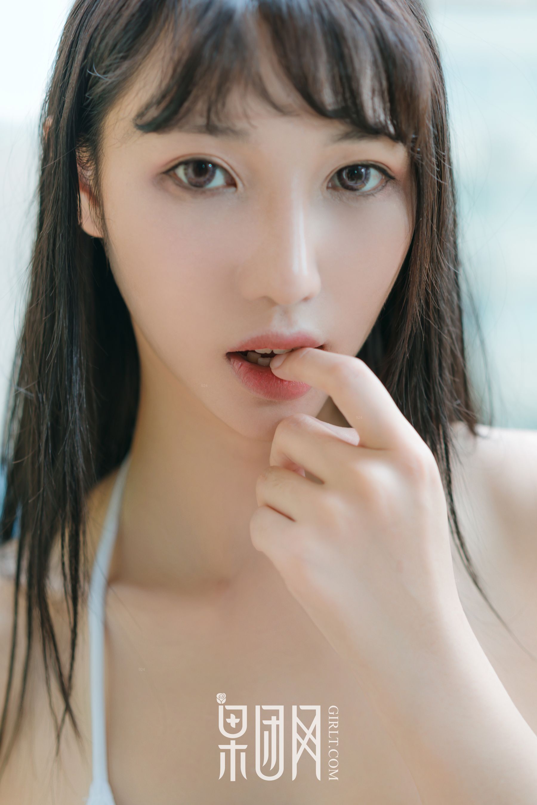 宓兔兔er《日系学生装 香肩翘臀vs裸背美腿》 [果团网Girlt] No.047