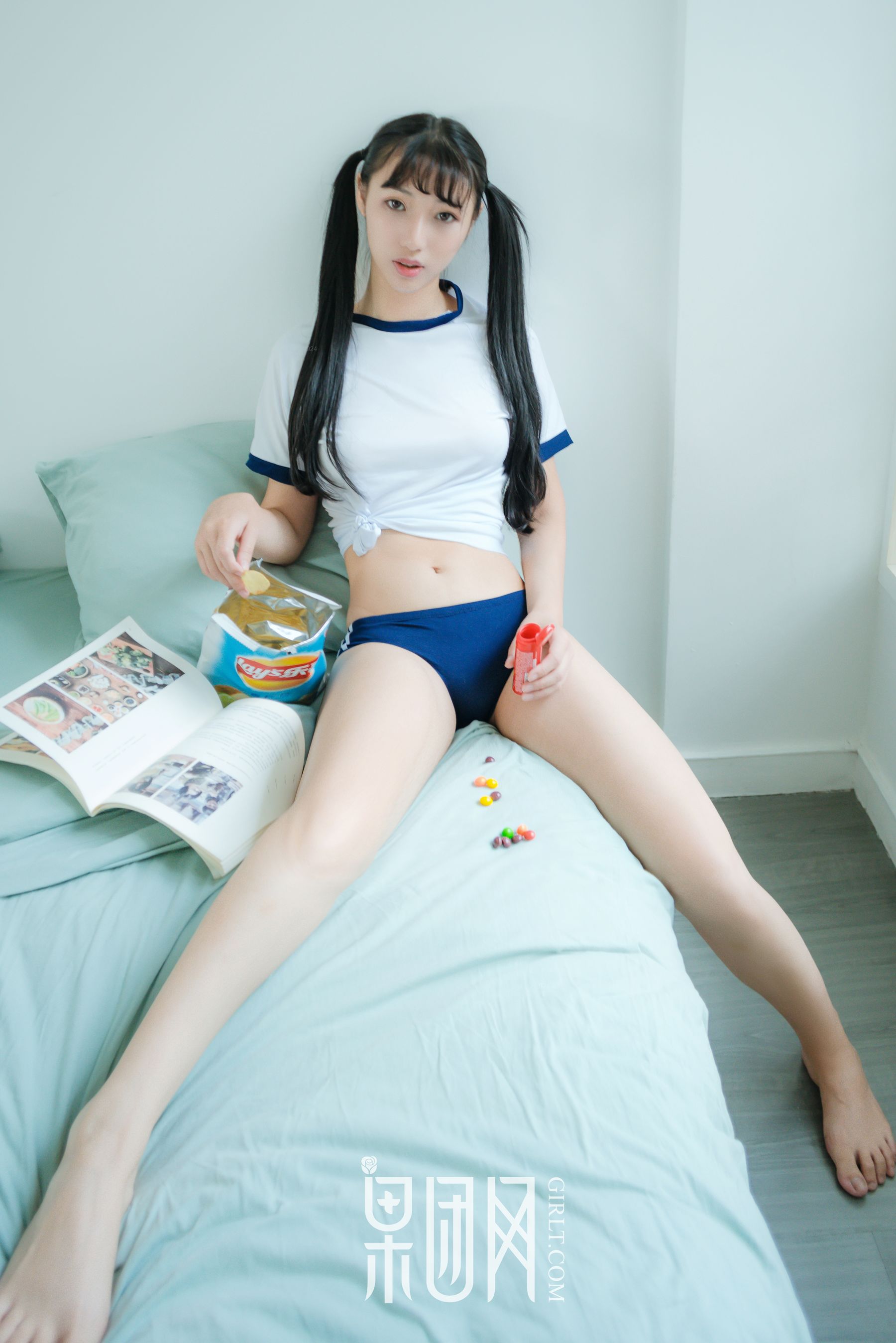 宓兔兔er《日系学生装 香肩翘臀vs裸背美腿》 [果团网Girlt] No.047
