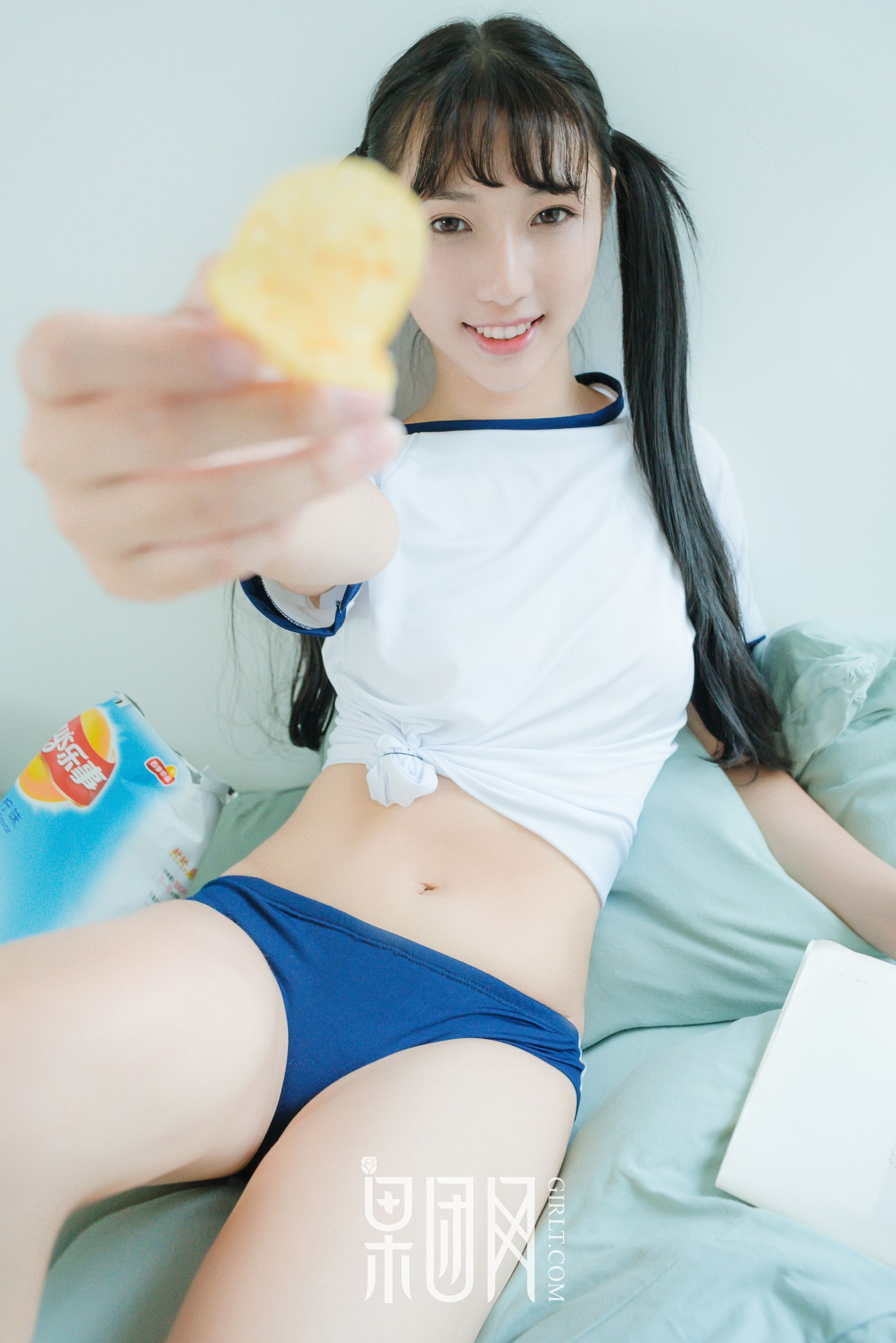 宓兔兔er《日系学生装 香肩翘臀vs裸背美腿》 [果团网Girlt] No.047