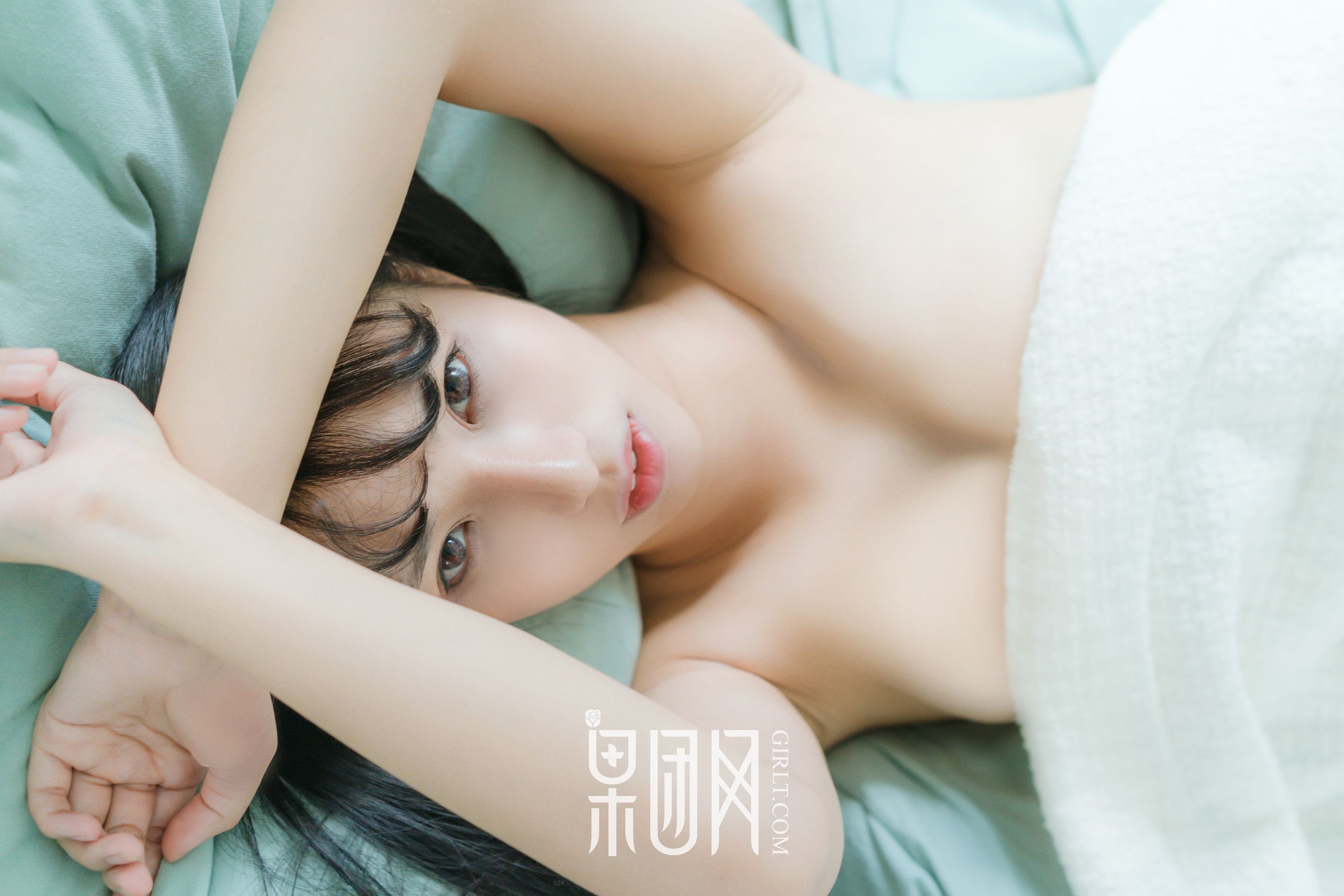 宓兔兔er《日系学生装 香肩翘臀vs裸背美腿》 [果团网Girlt] No.047
