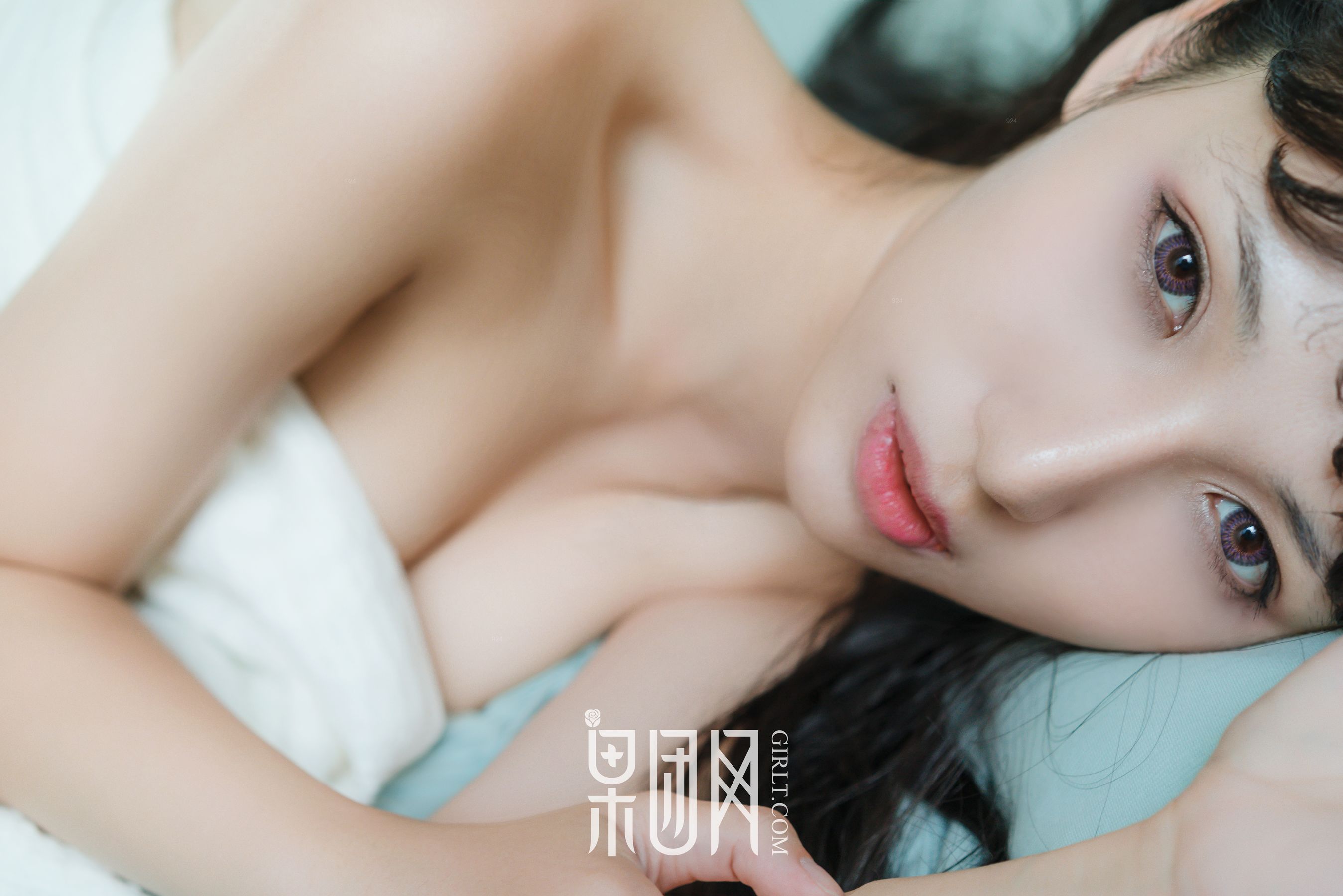 宓兔兔er《日系学生装 香肩翘臀vs裸背美腿》 [果团网Girlt] No.047