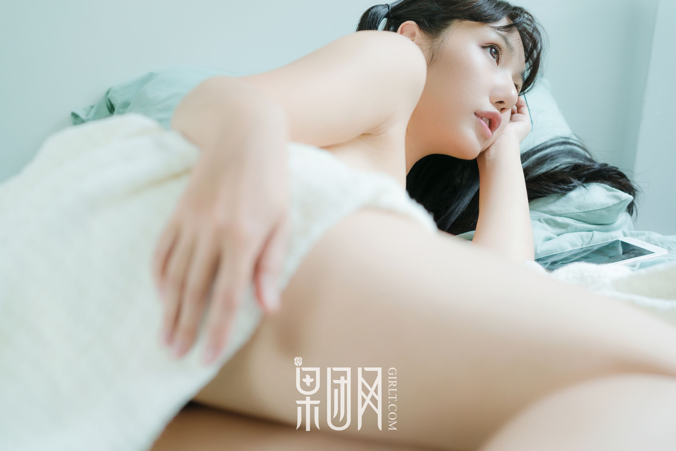 宓兔兔er《日系学生装 香肩翘臀vs裸背美腿》 [果团网Girlt] No.047
