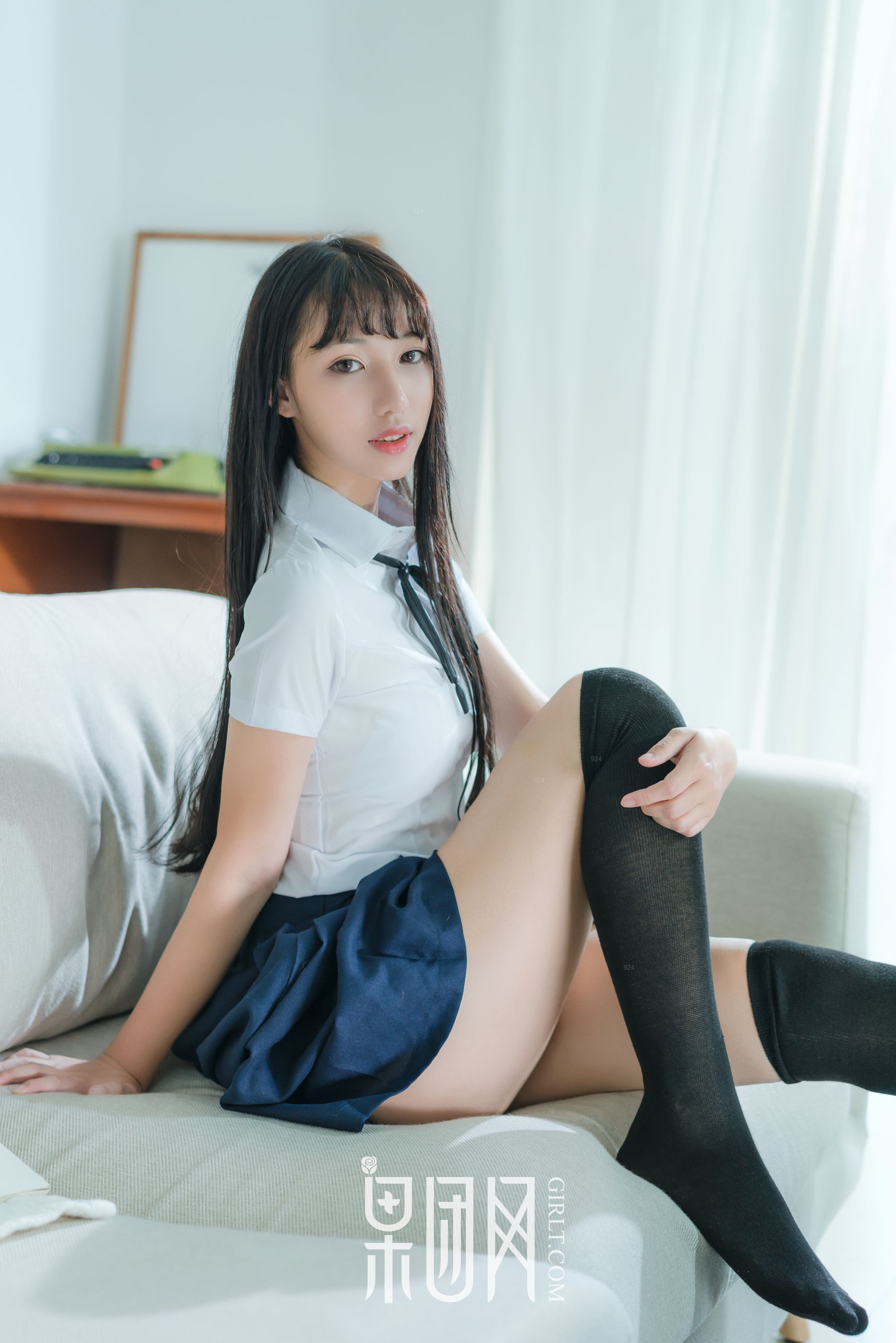 宓兔兔er《日系学生装 香肩翘臀vs裸背美腿》 [果团网Girlt] No.047