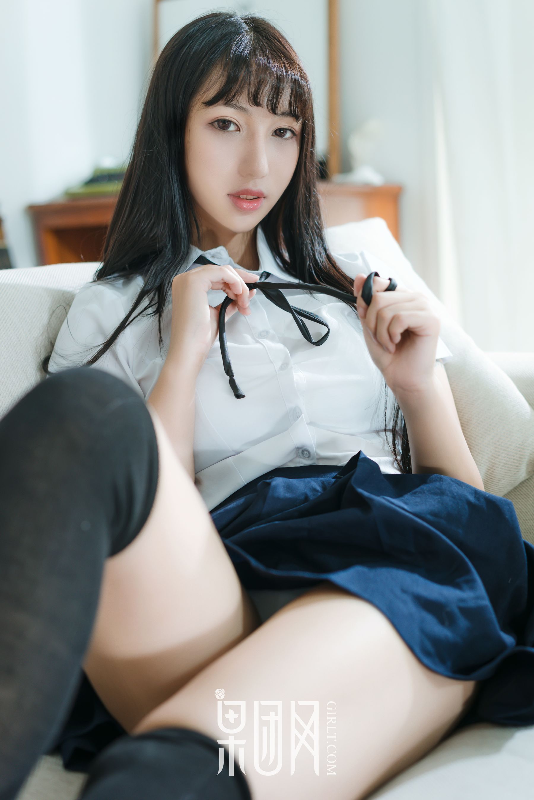 宓兔兔er《日系学生装 香肩翘臀vs裸背美腿》 [果团网Girlt] No.047