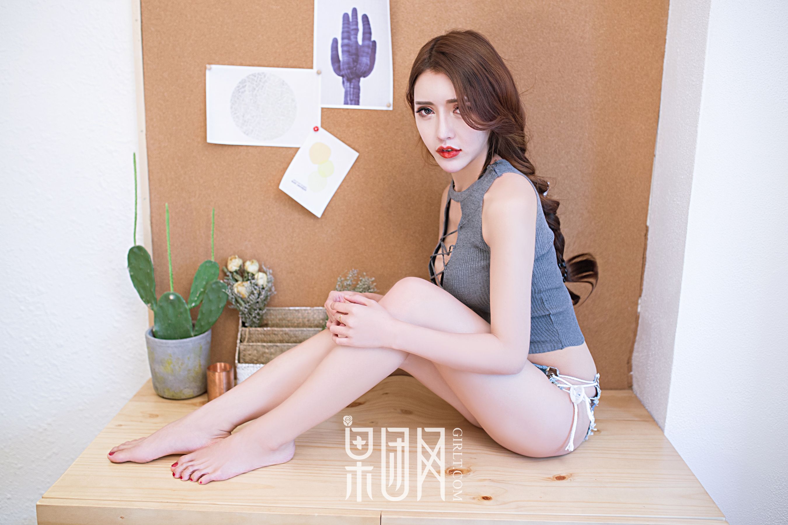 lunana_lee/乳神娜娜《大秀34D酥胸》 [果团网Girlt] No.055