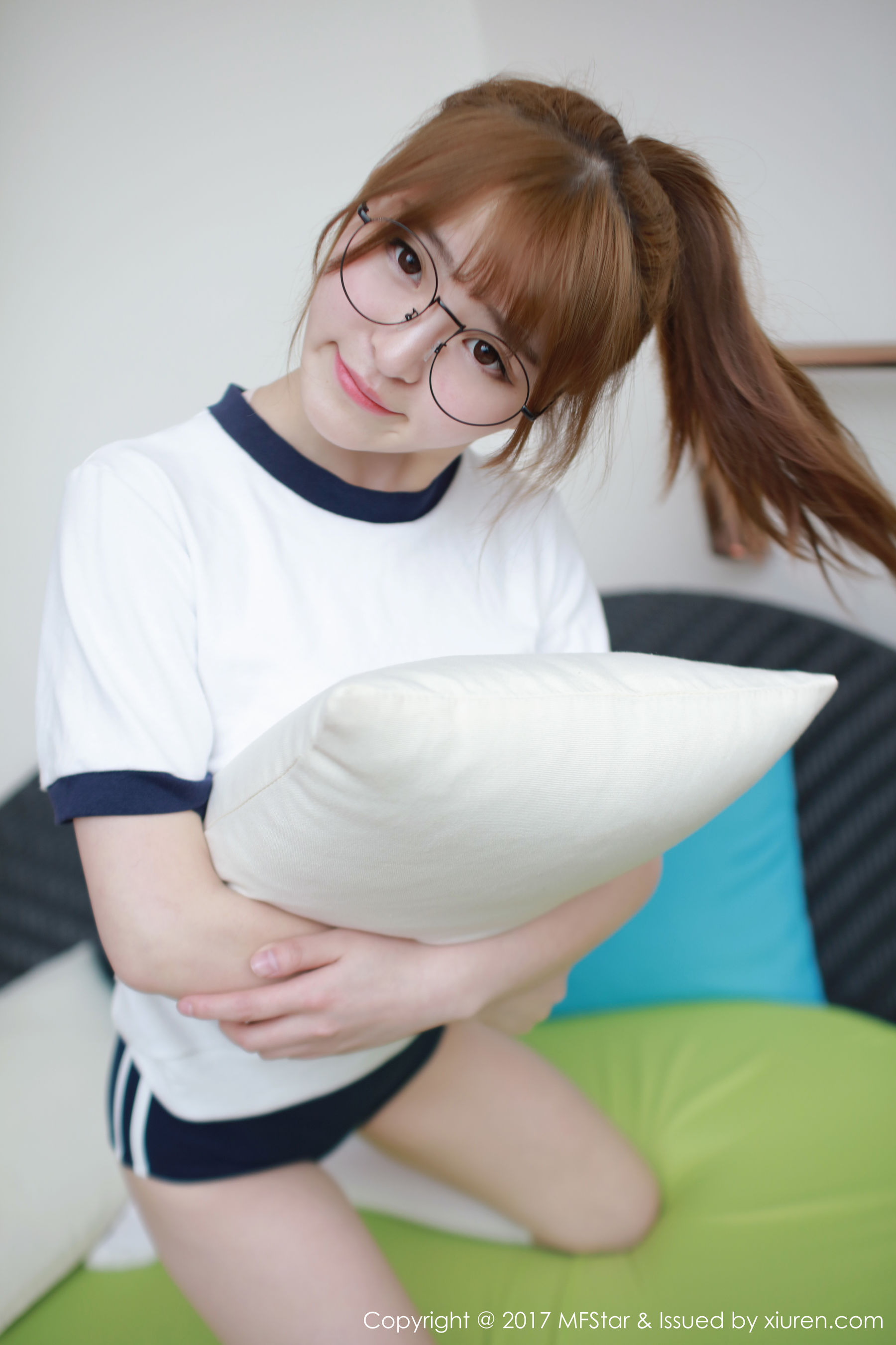伊小七MoMo《运动服装扮+眼镜OL》 [模范学院MFStar] Vol.090