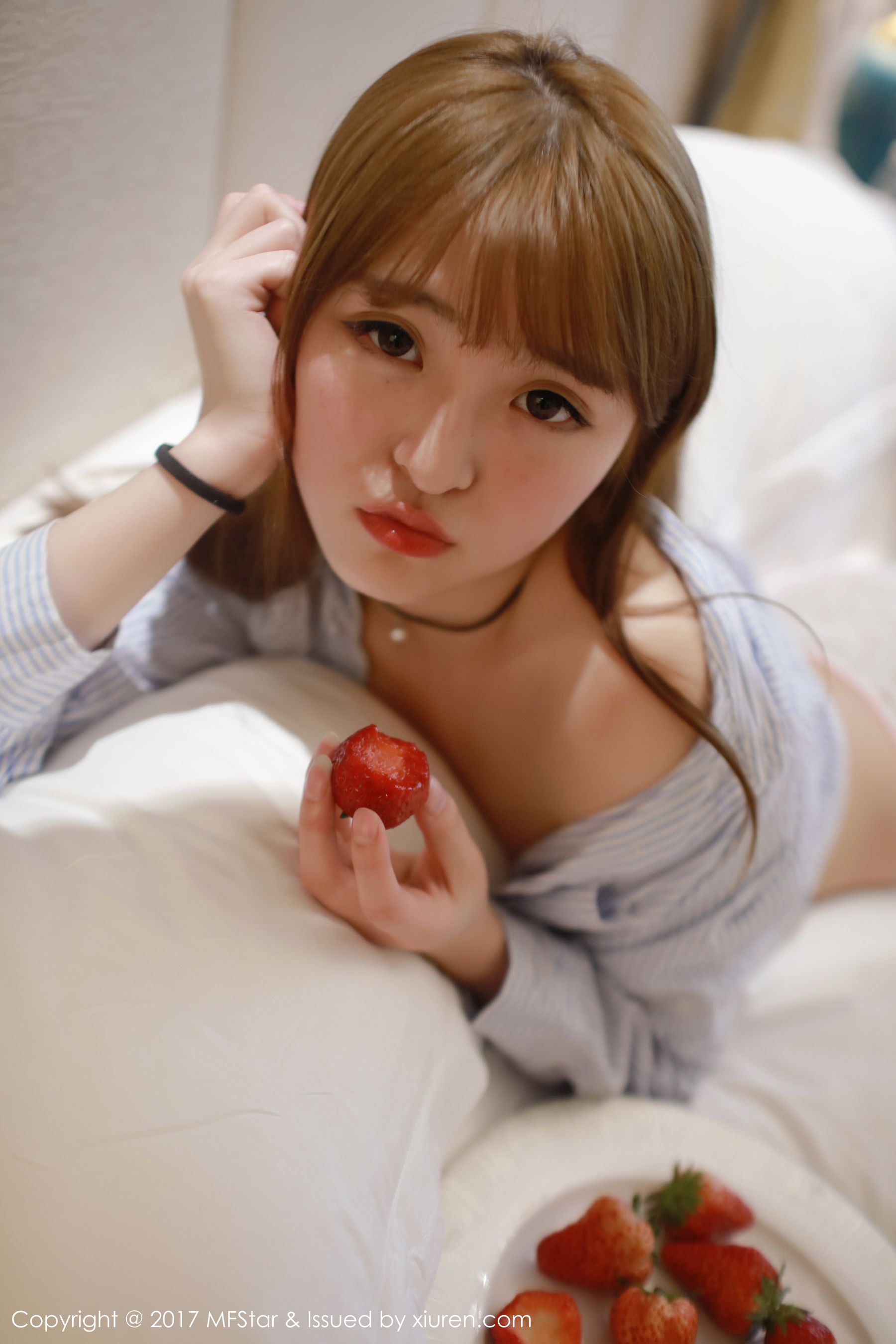 伊小七MoMo《草莓内裤+衬衫系列》 [模范学院MFStar] Vol.096
