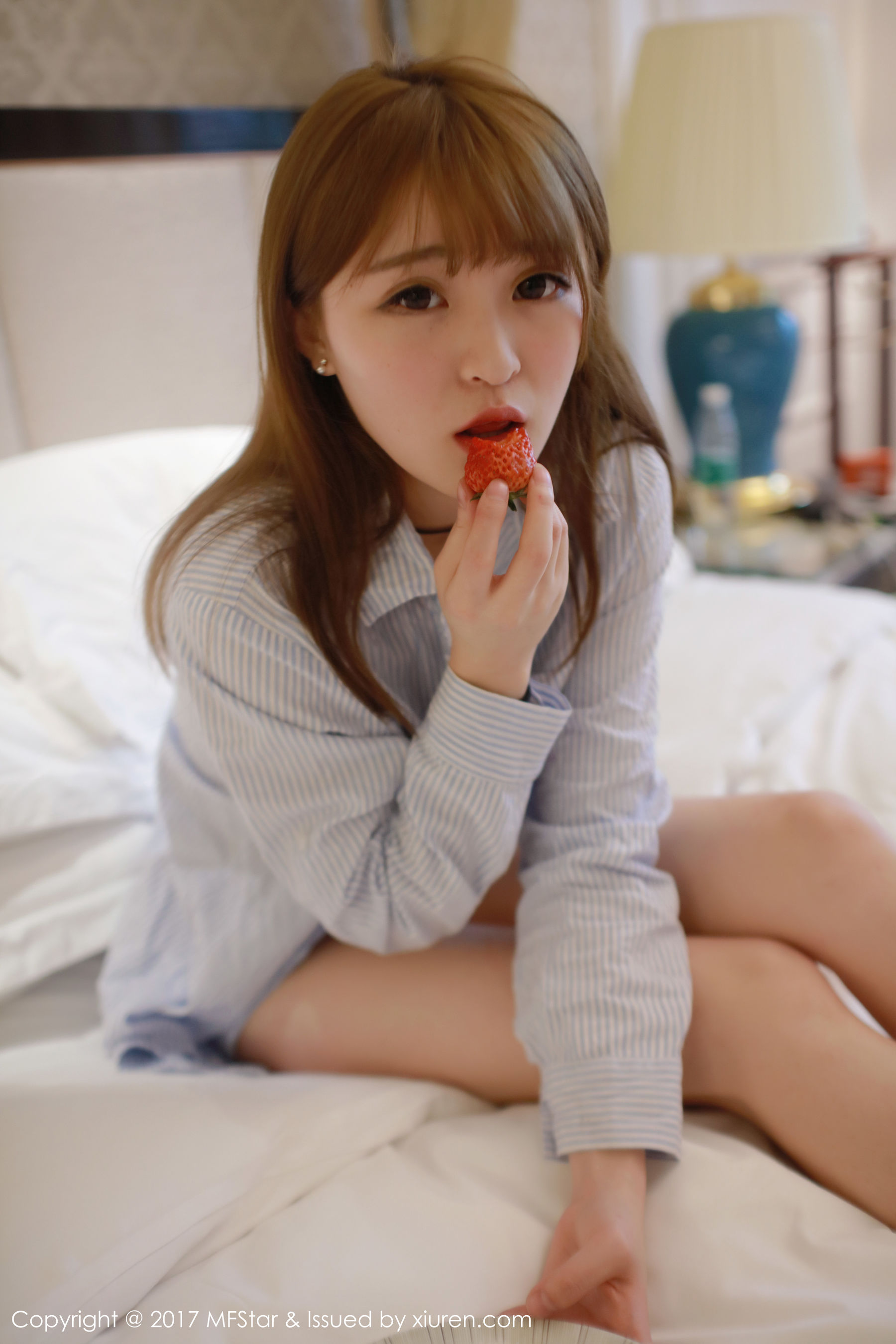 伊小七MoMo《草莓内裤+衬衫系列》 [模范学院MFStar] Vol.096