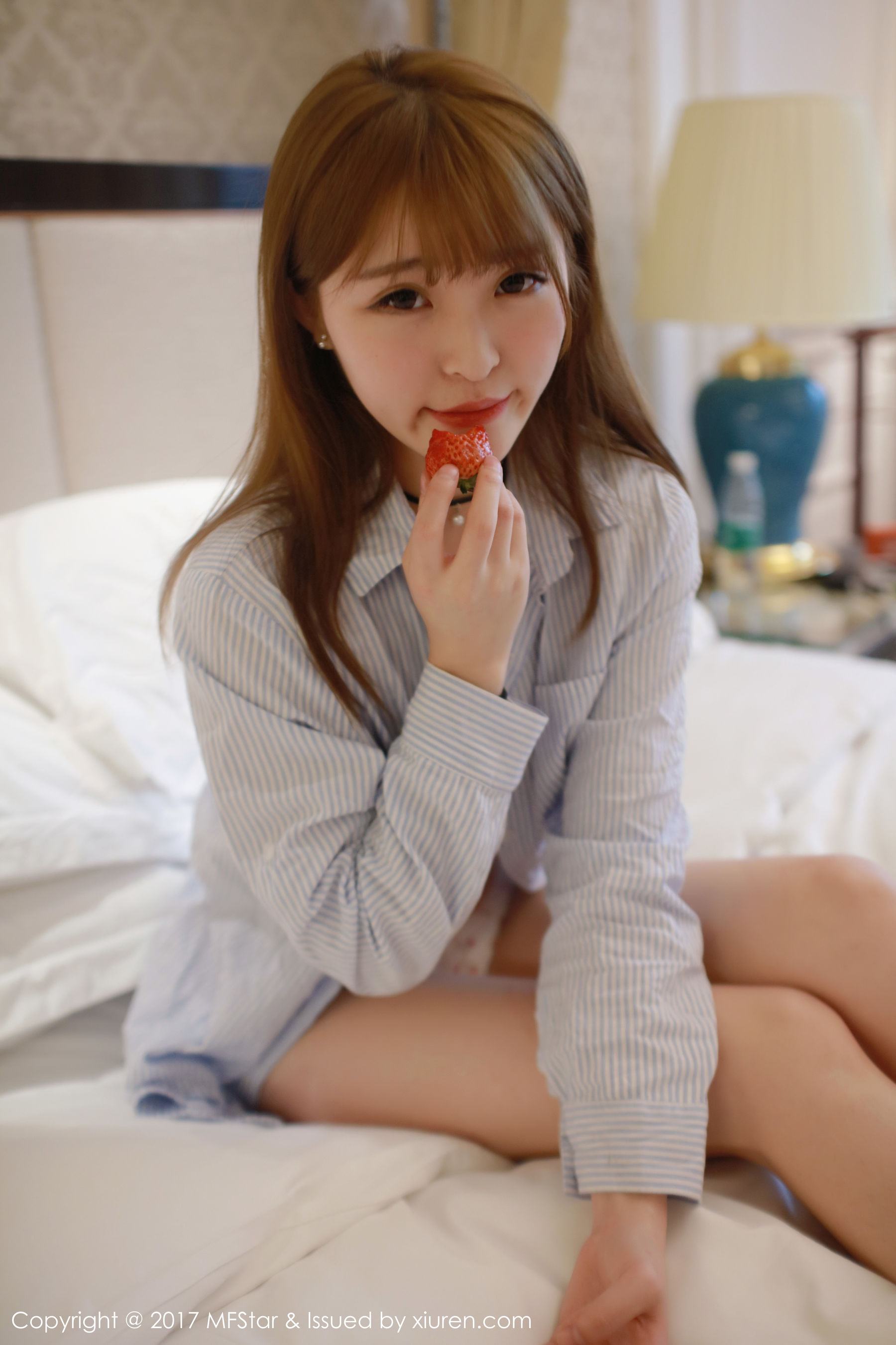 伊小七MoMo《草莓内裤+衬衫系列》 [模范学院MFStar] Vol.096