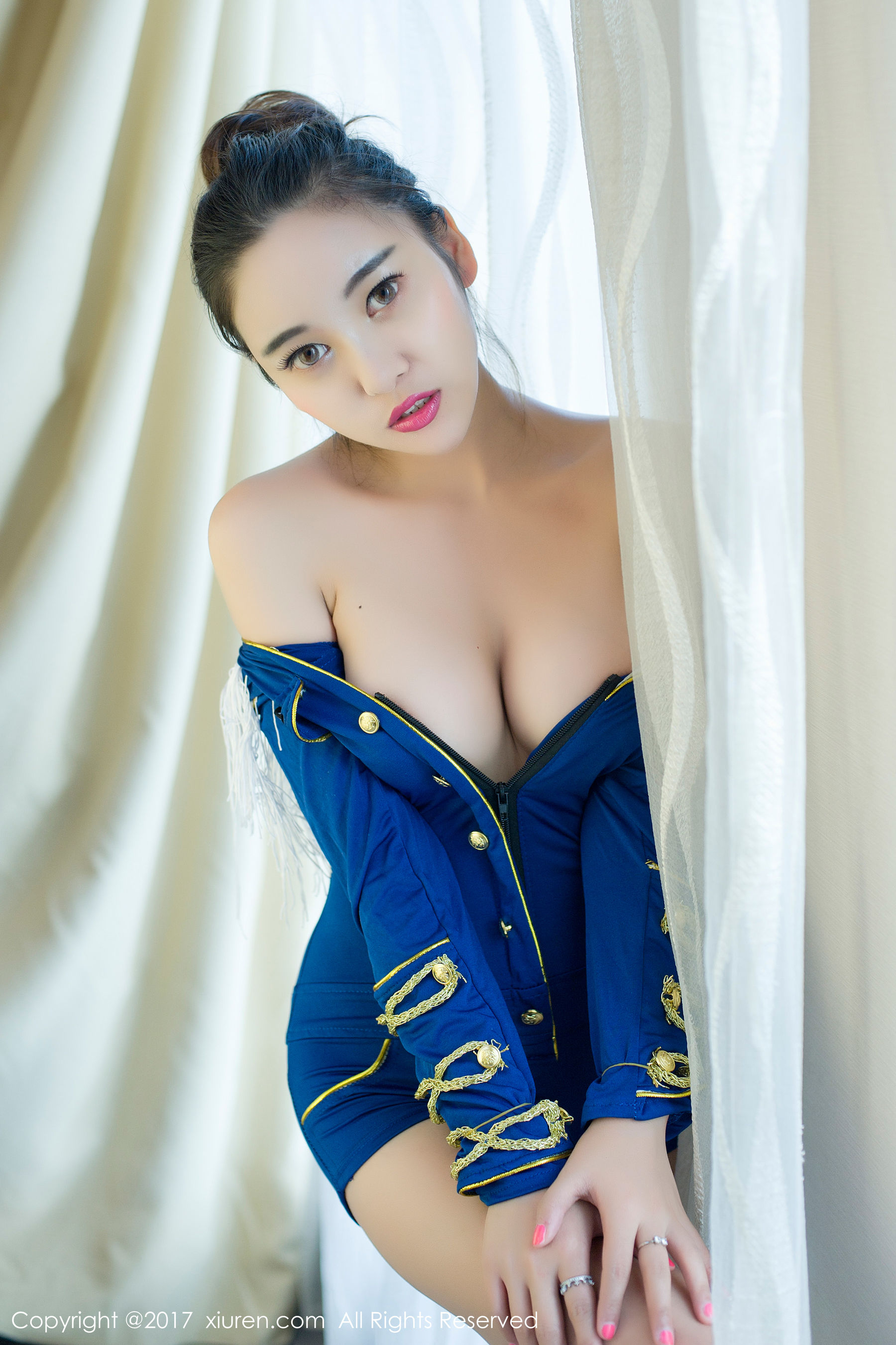 李梓熙《奶油全身图涂抹、夜店低胸制服》 [秀人网XIUREN] No.677