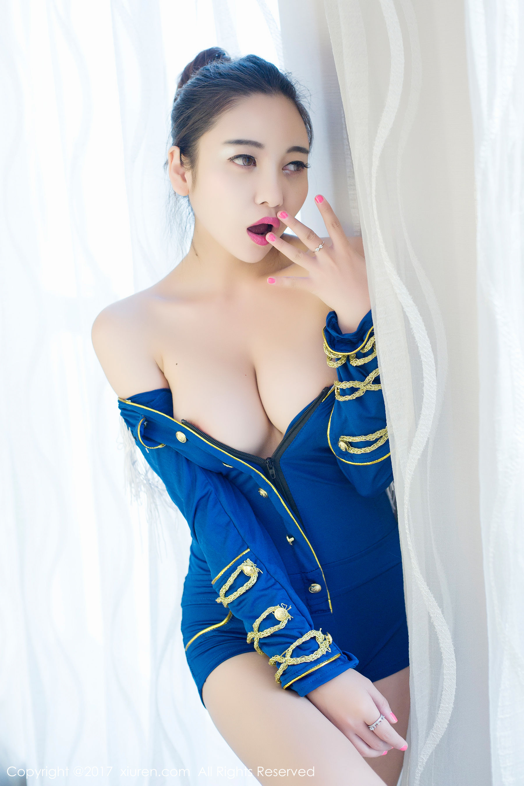 李梓熙《奶油全身图涂抹、夜店低胸制服》 [秀人网XIUREN] No.677