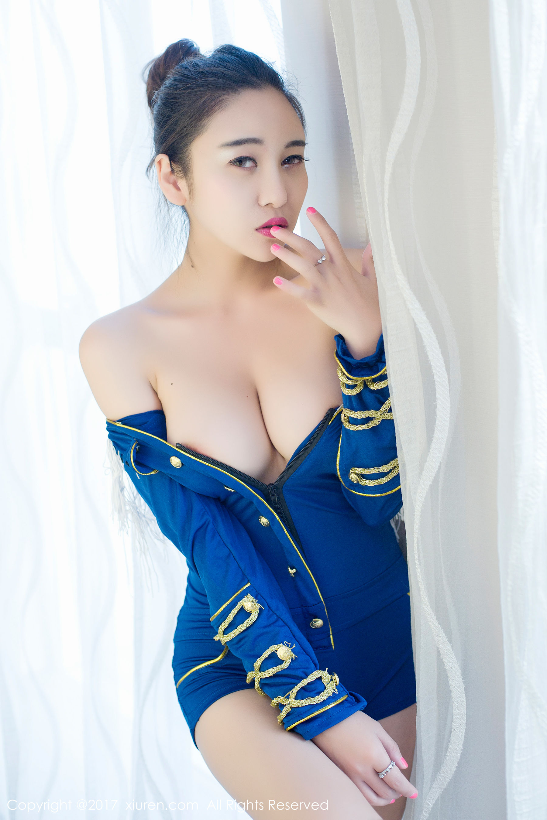 李梓熙《奶油全身图涂抹、夜店低胸制服》 [秀人网XIUREN] No.677