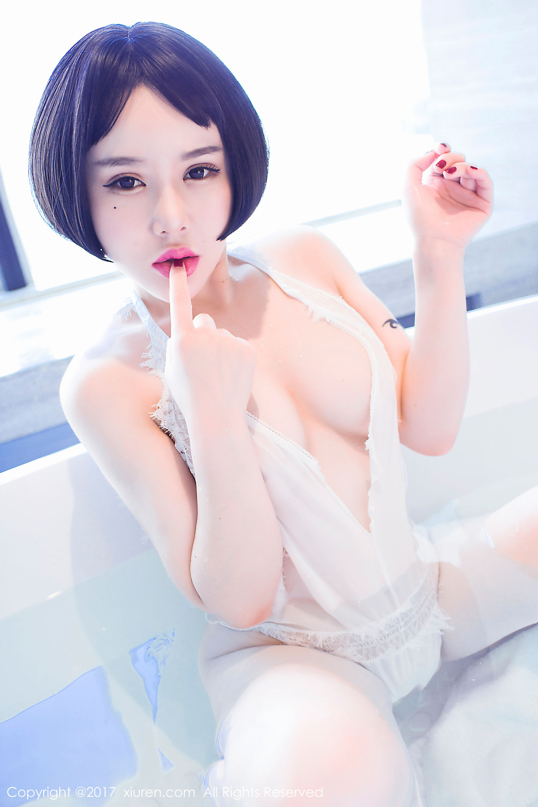 佑熙《蕾丝浴缸湿身+粉色绣花内衣》 [秀人网XIUREN] No.770