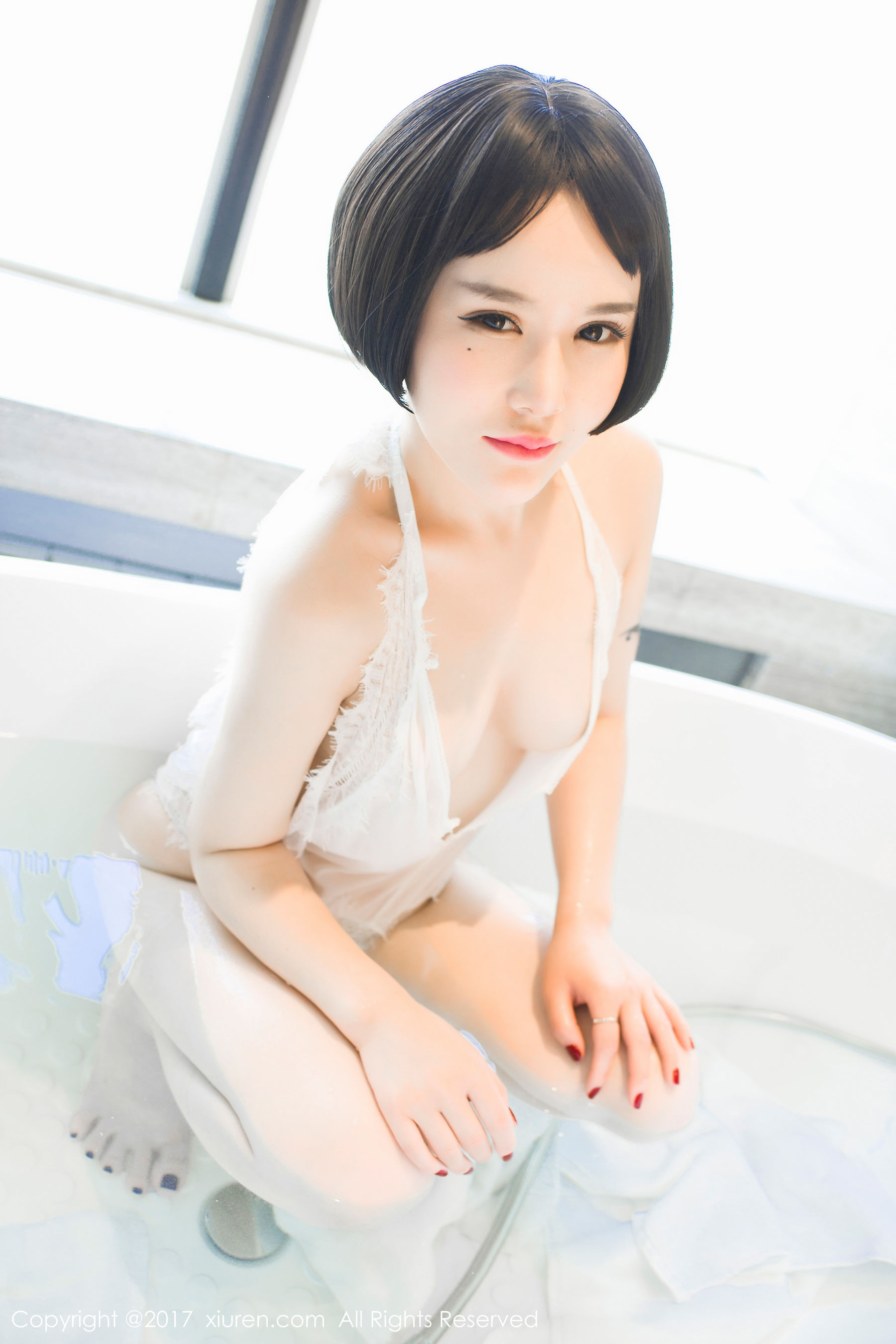 佑熙《蕾丝浴缸湿身+粉色绣花内衣》 [秀人网XIUREN] No.770