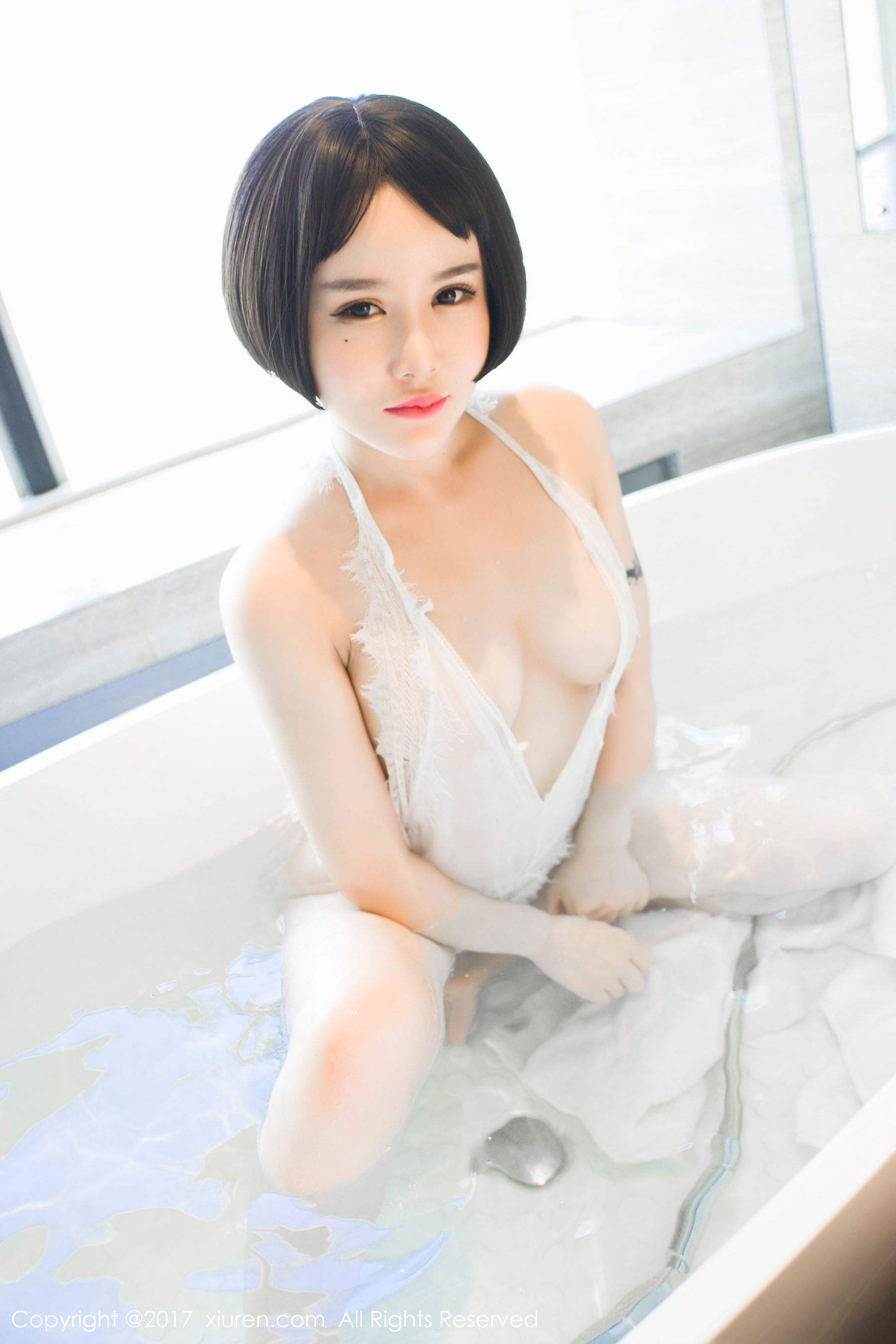 佑熙《蕾丝浴缸湿身+粉色绣花内衣》 [秀人网XIUREN] No.770