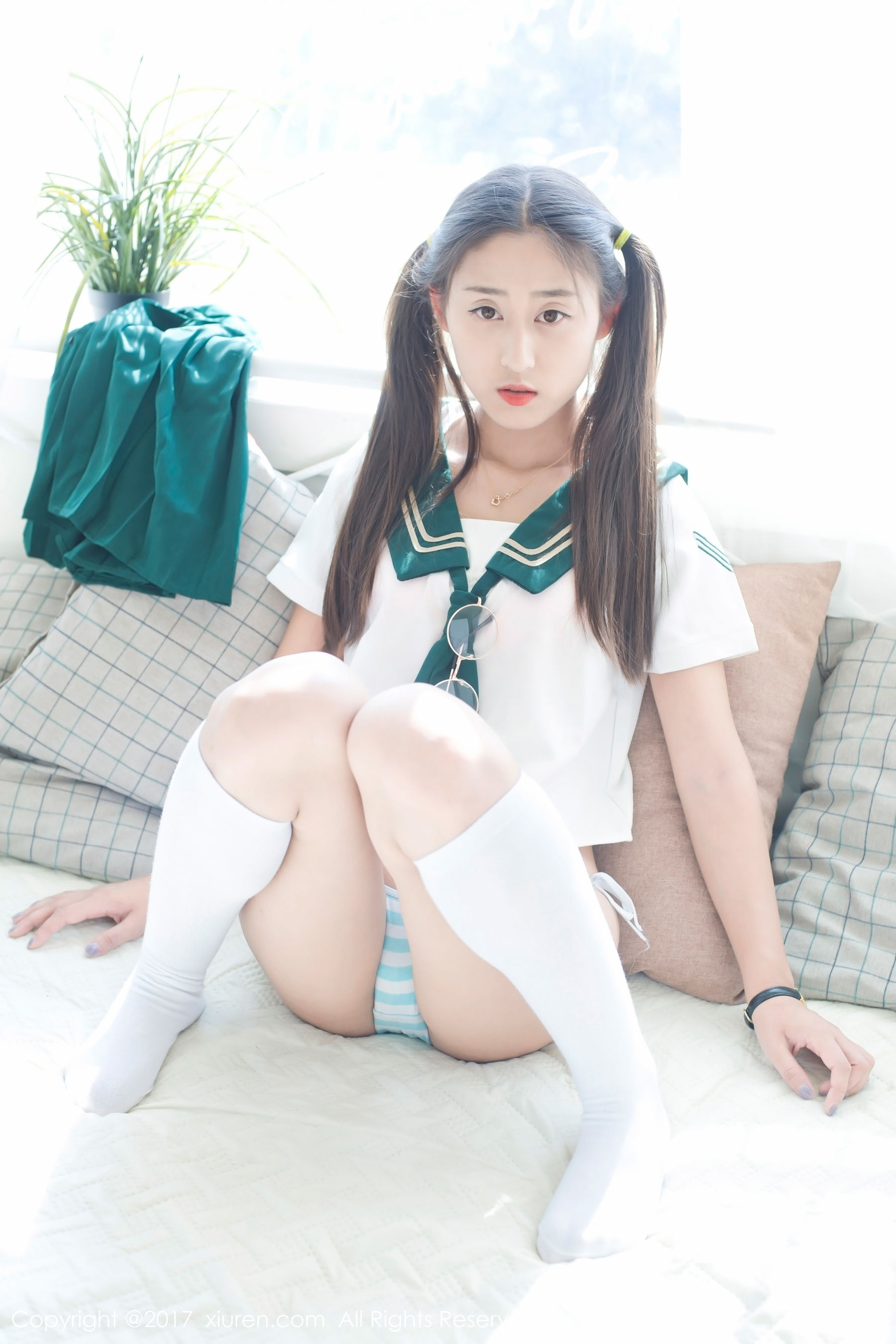 雨涵Iris《学生制服+花瓣内衣》 [秀人网XIUREN] No.802