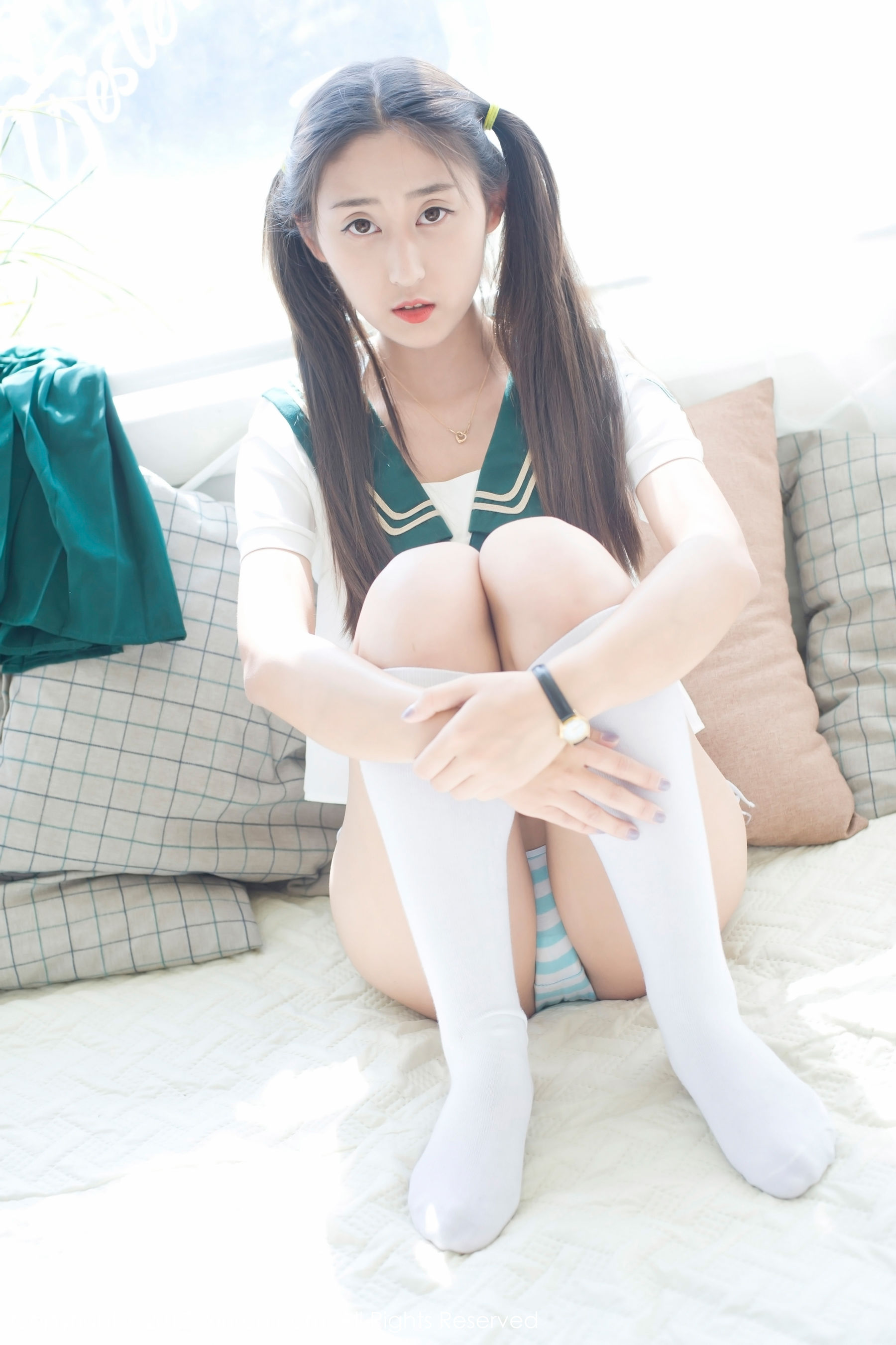 雨涵Iris《学生制服+花瓣内衣》 [秀人网XIUREN] No.802